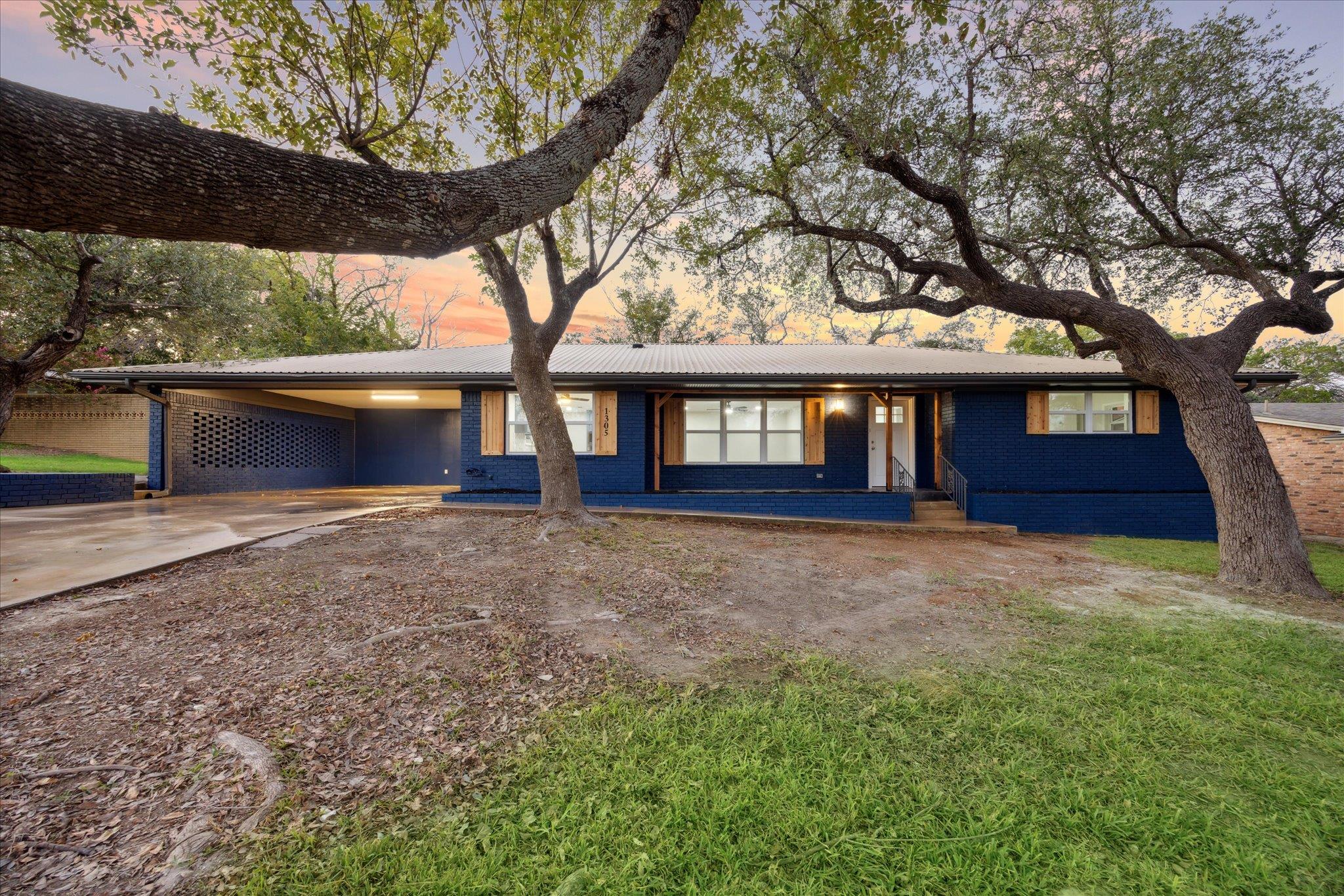 1305 W 1st St, Lampasas, TX 76550