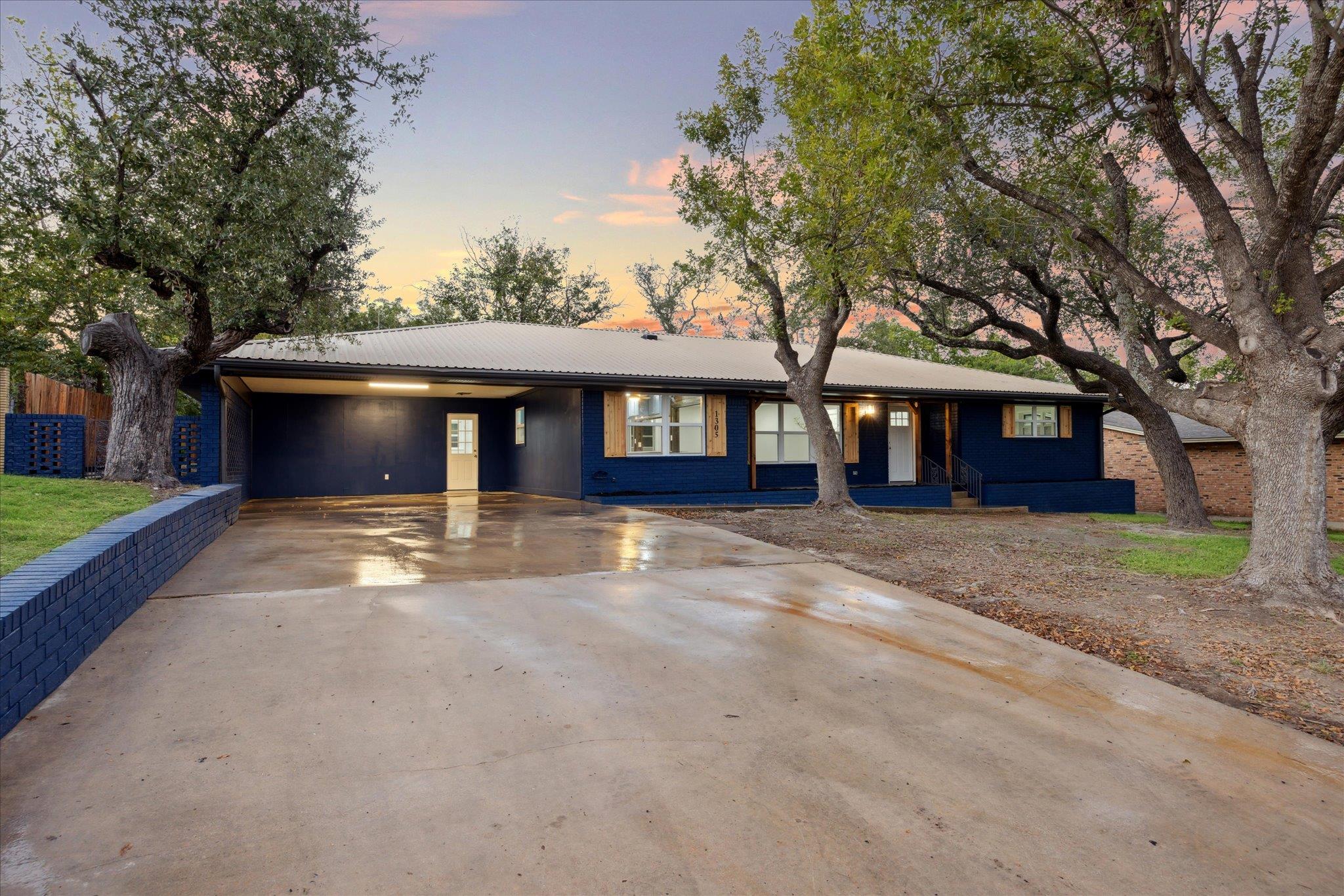 1305 W 1st St, Lampasas, TX 76550