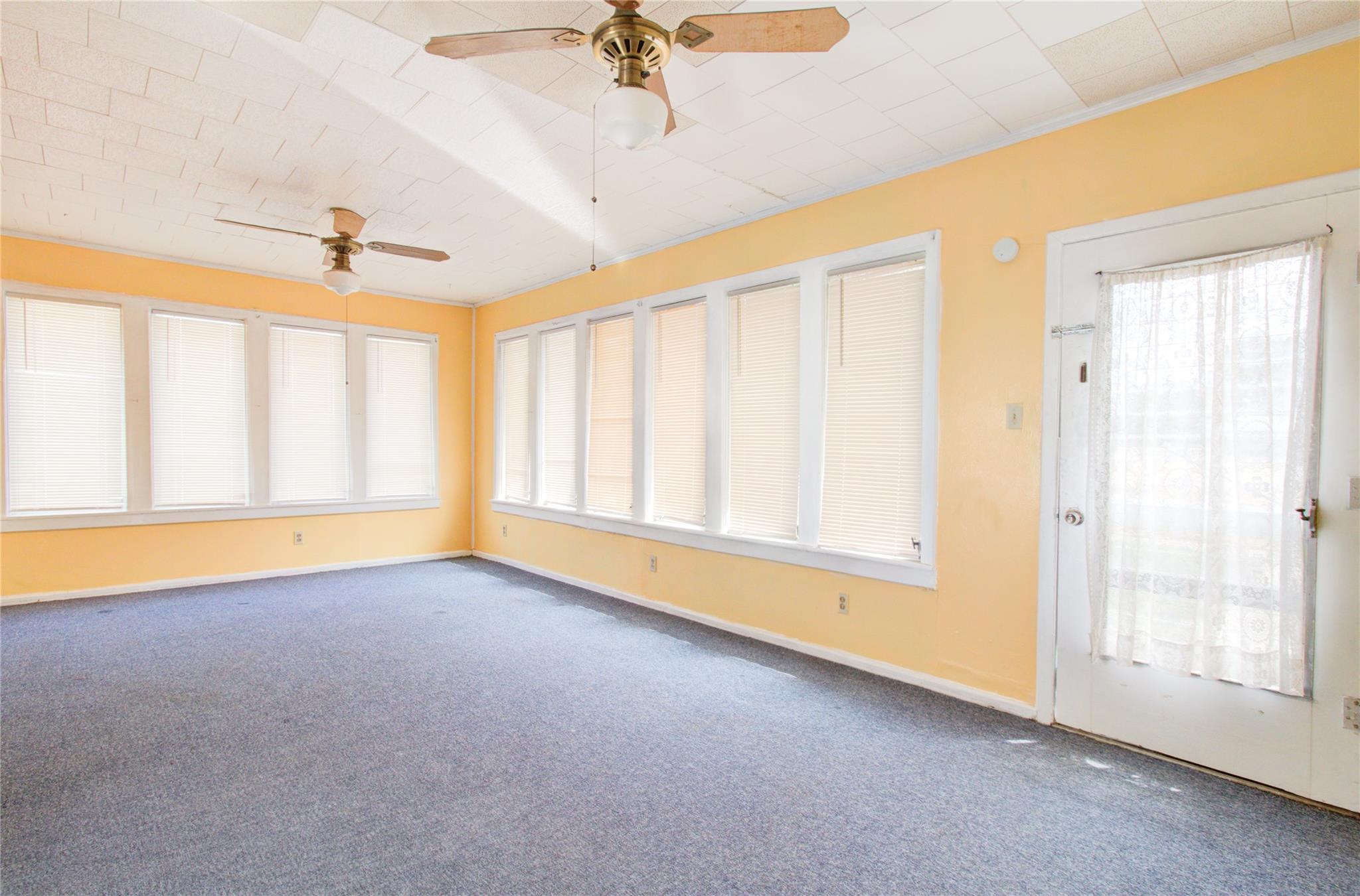 500 N Texas Ave, Nixon, TX 78140