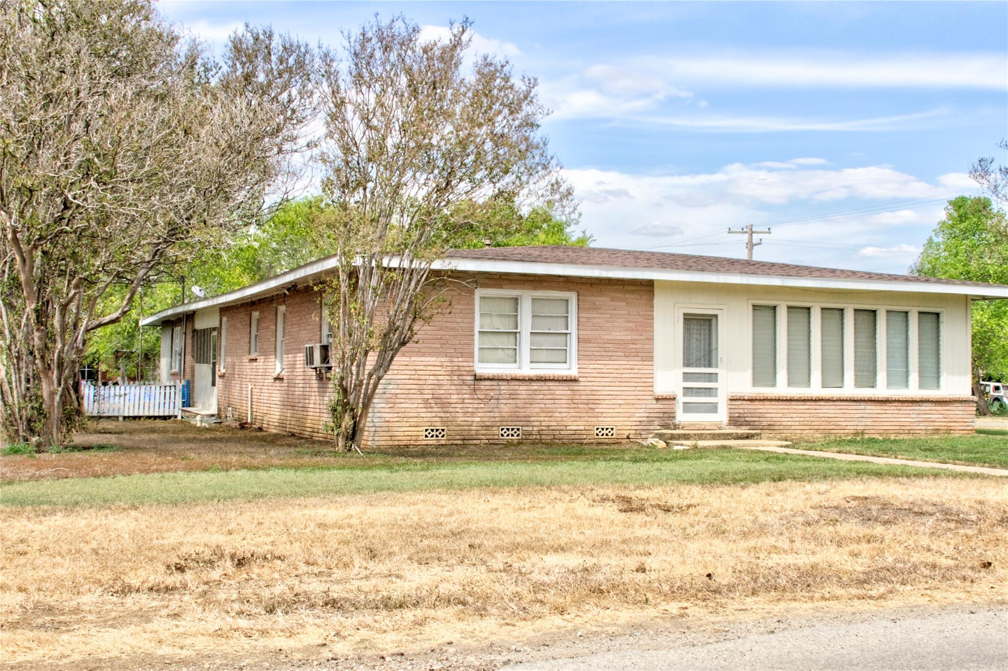 500 N Texas Ave, Nixon, TX 78140