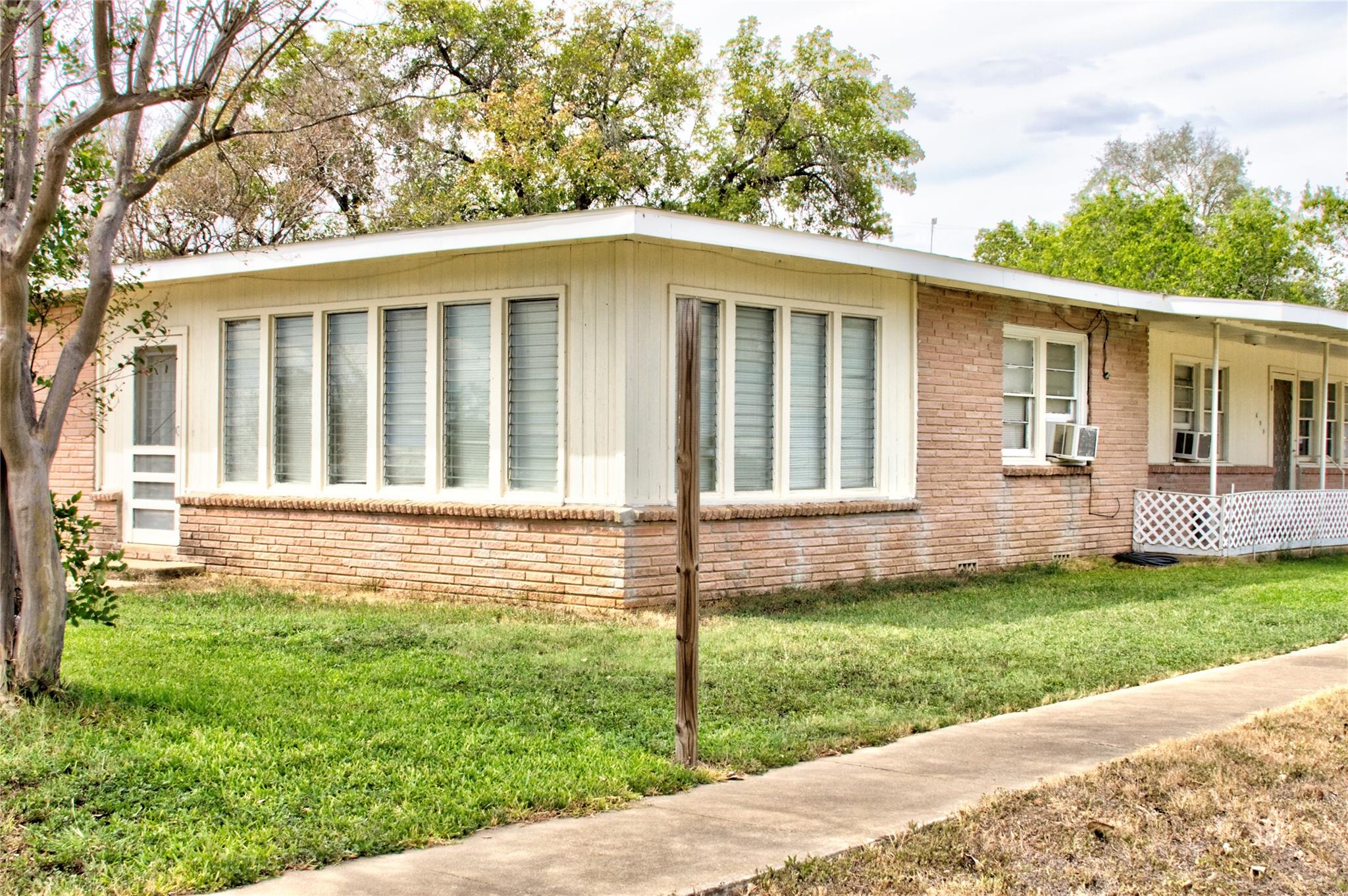 500 N Texas Ave, Nixon, TX 78140