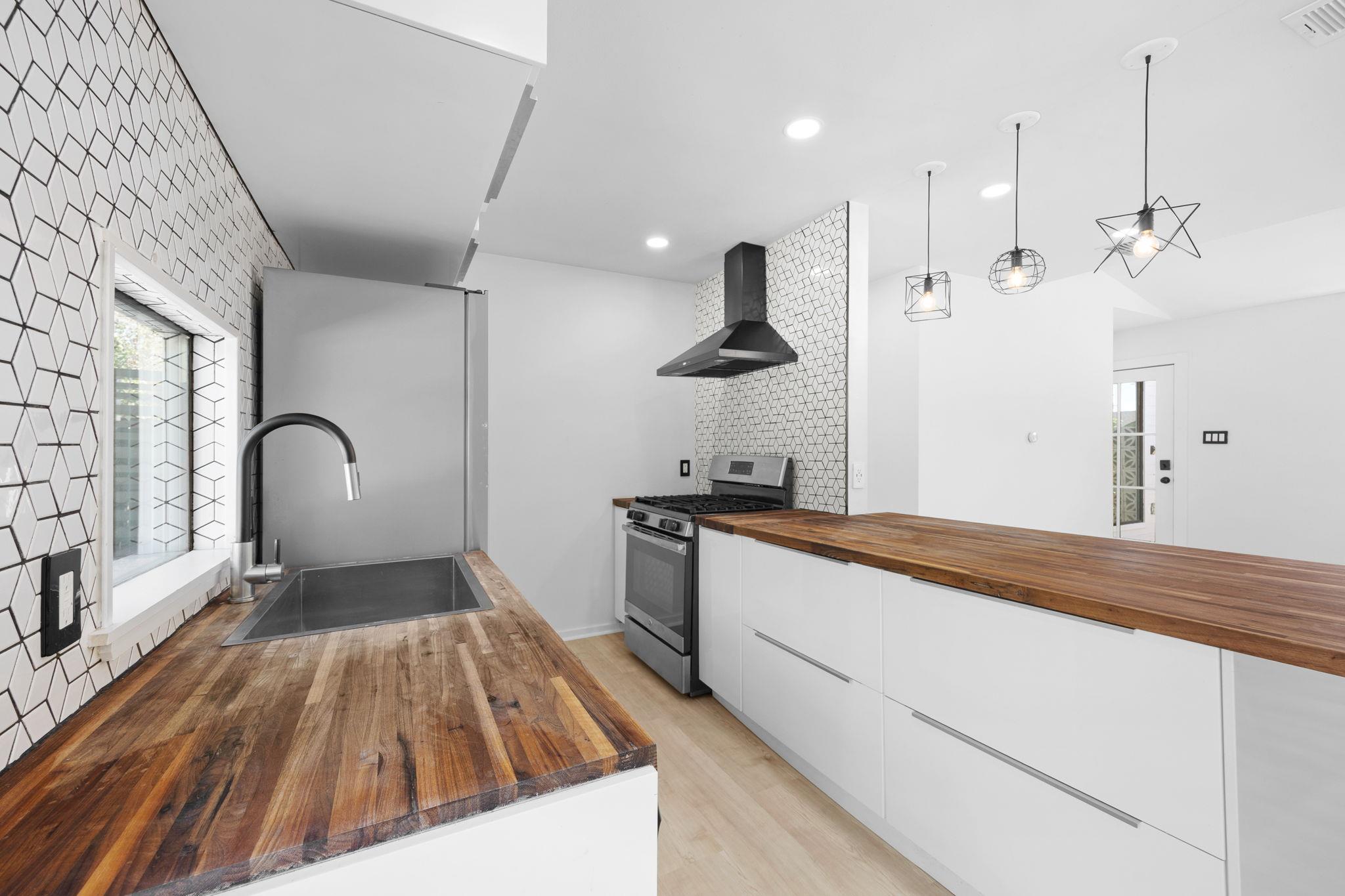 5261 Meadow Creek Dr, Austin, TX 78745