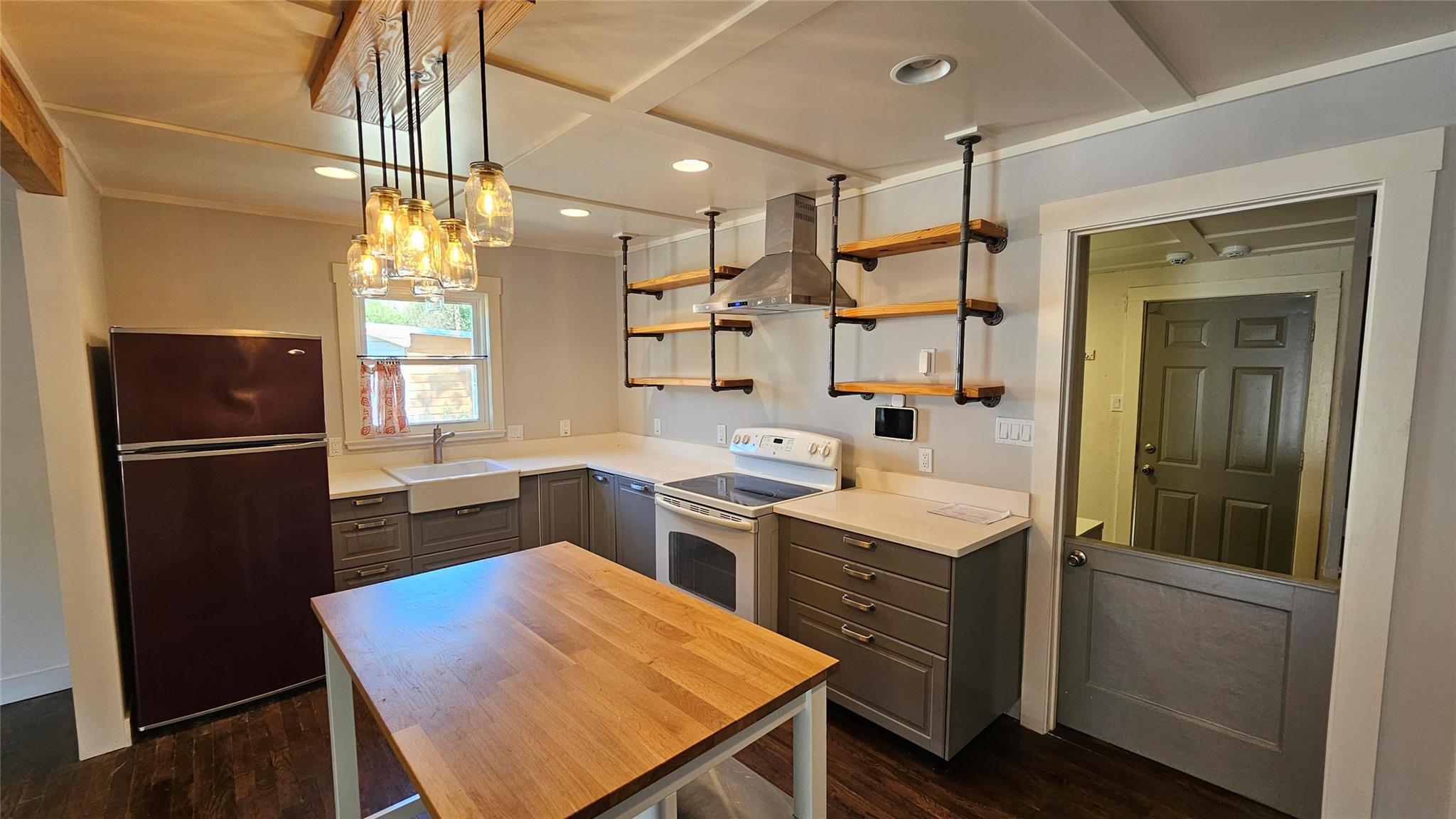 1614 N Lynn St, Taylor, TX 76574