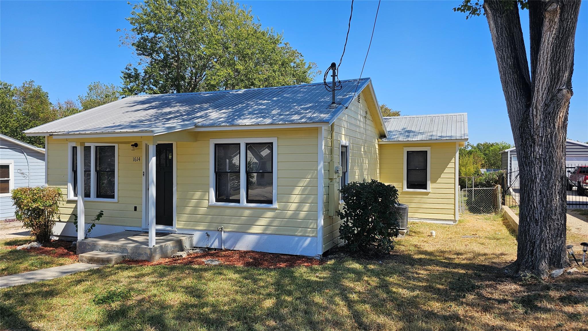 1614 N Lynn St, Taylor, TX 76574