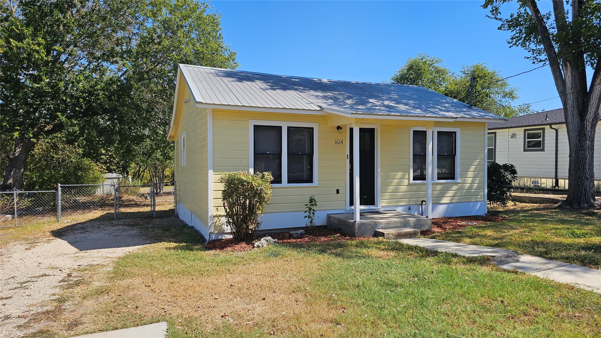 1614 N Lynn St, Taylor, TX 76574