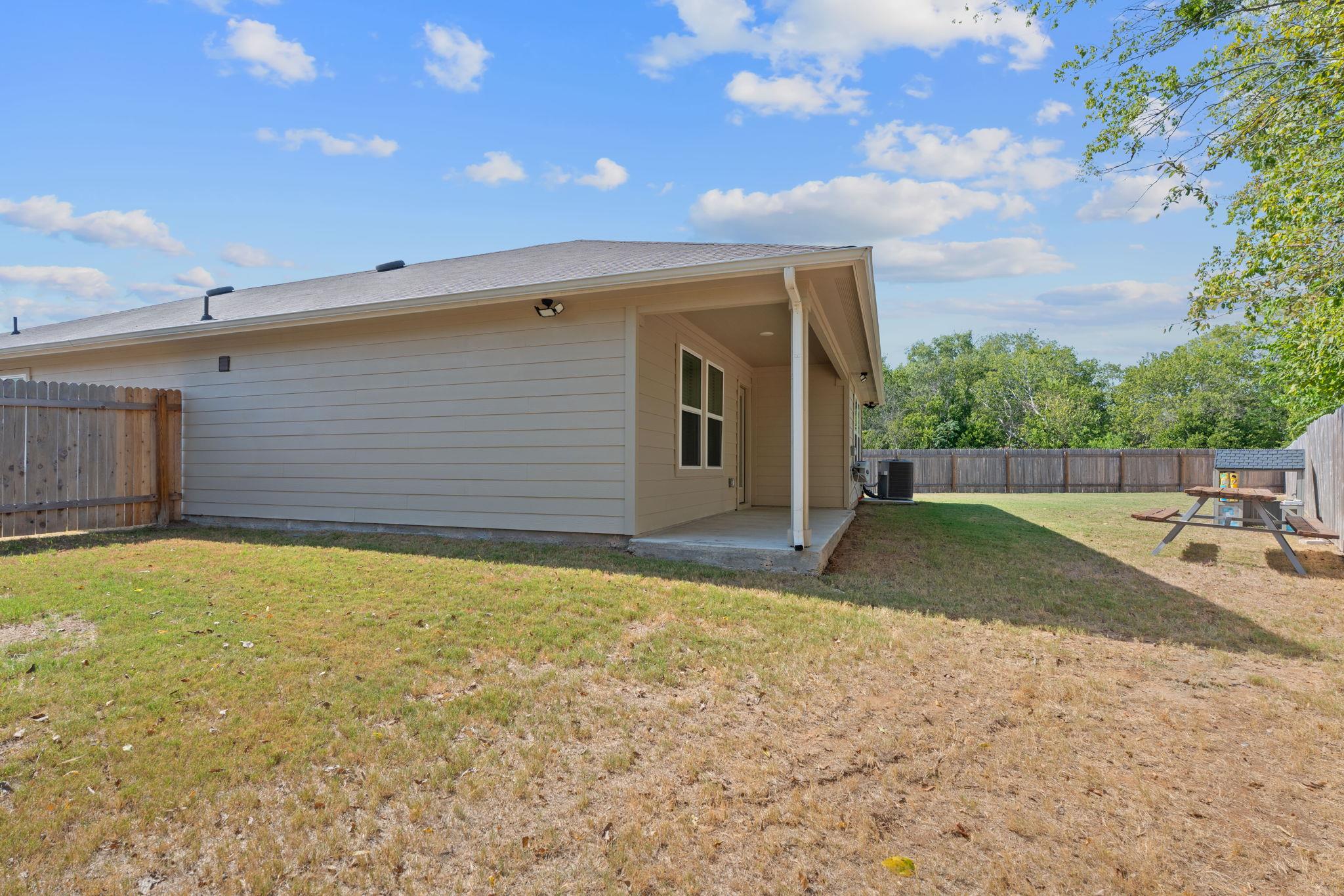 200 Addison Pl, Lockhart, TX 78644