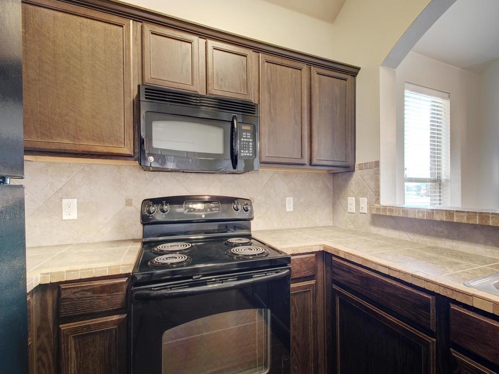 1520 Muirfield Bend Dr # B, Hutto, TX 78634