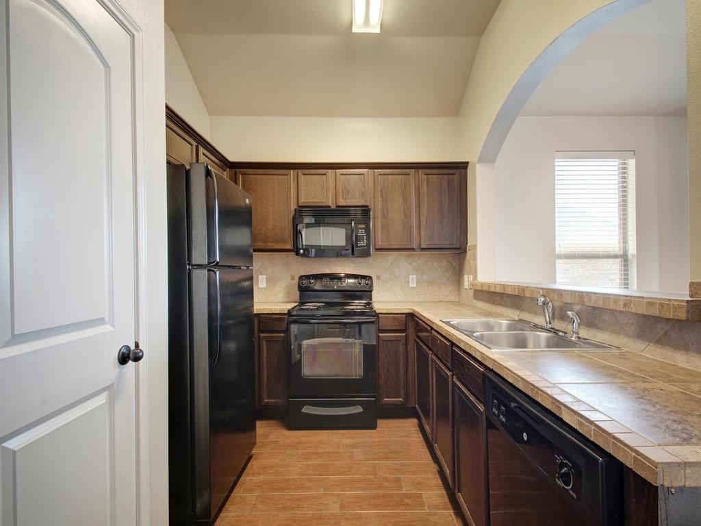 1520 Muirfield Bend Dr # B, Hutto, TX 78634