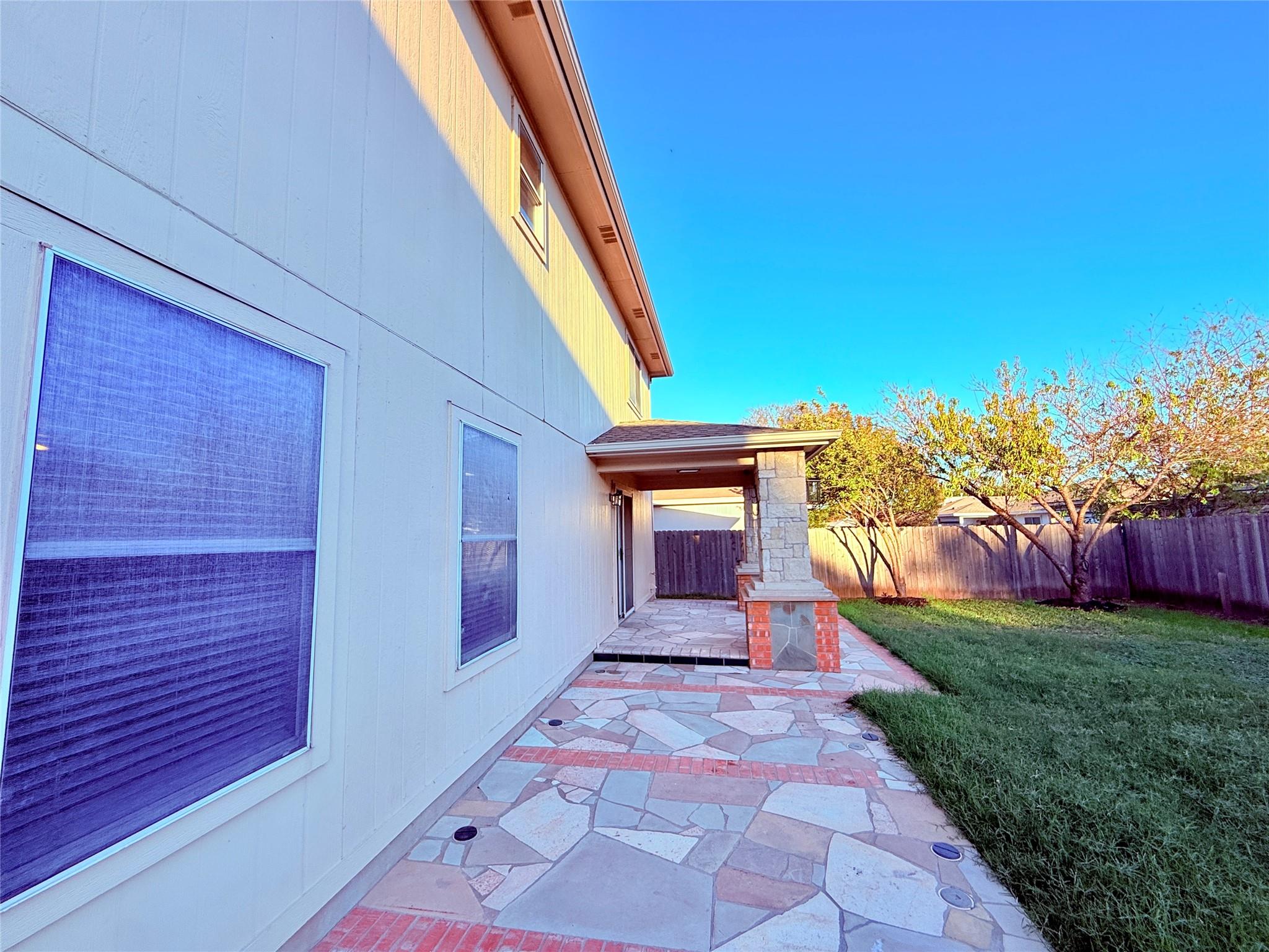 102 Brentwood Dr, Leander, TX 78641