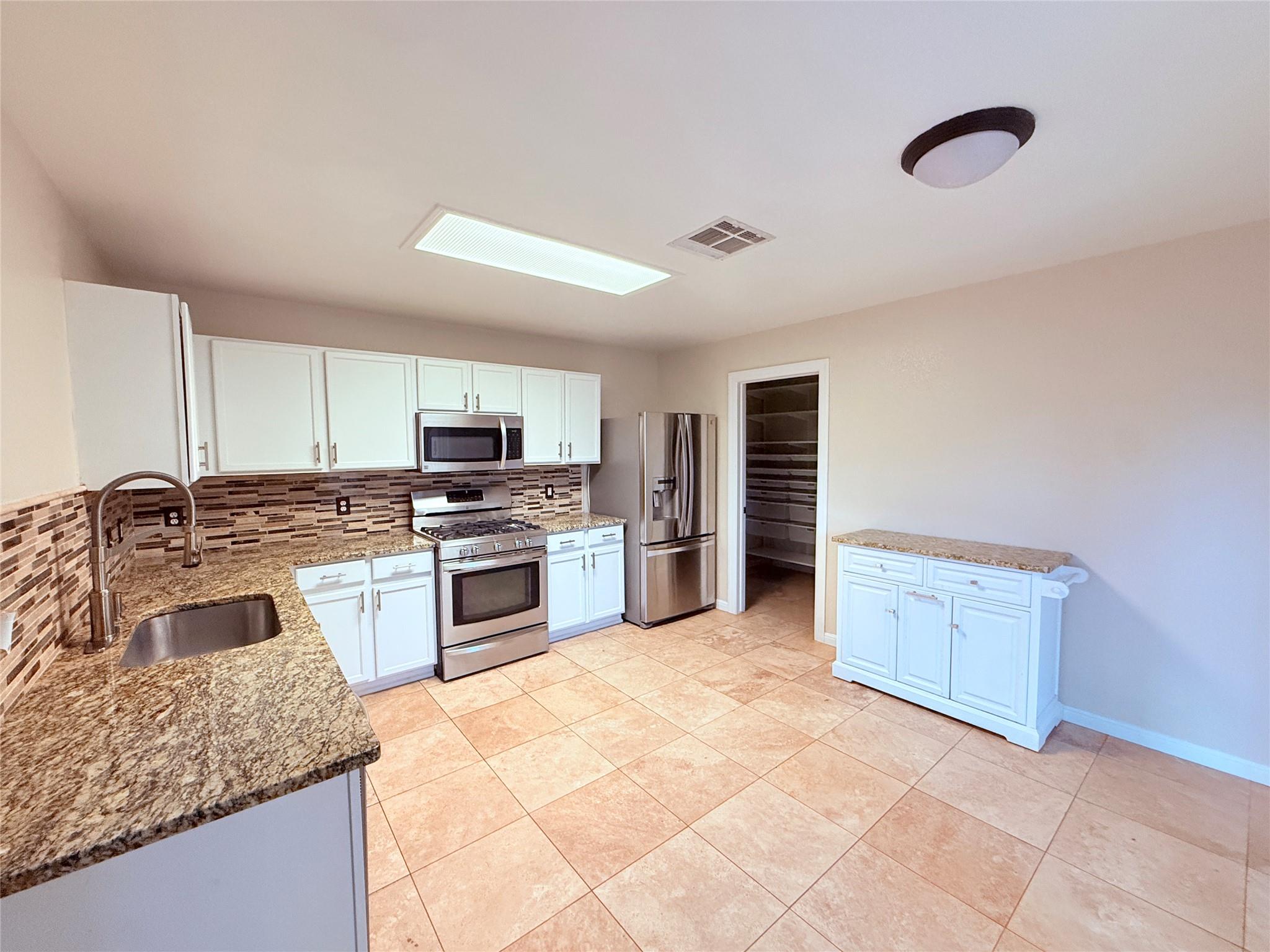 102 Brentwood Dr, Leander, TX 78641