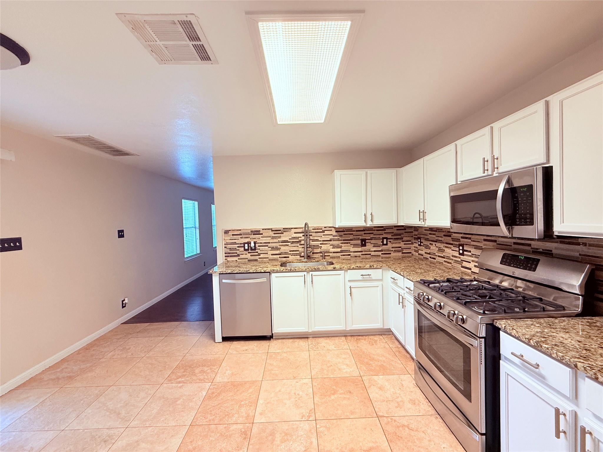 102 Brentwood Dr, Leander, TX 78641