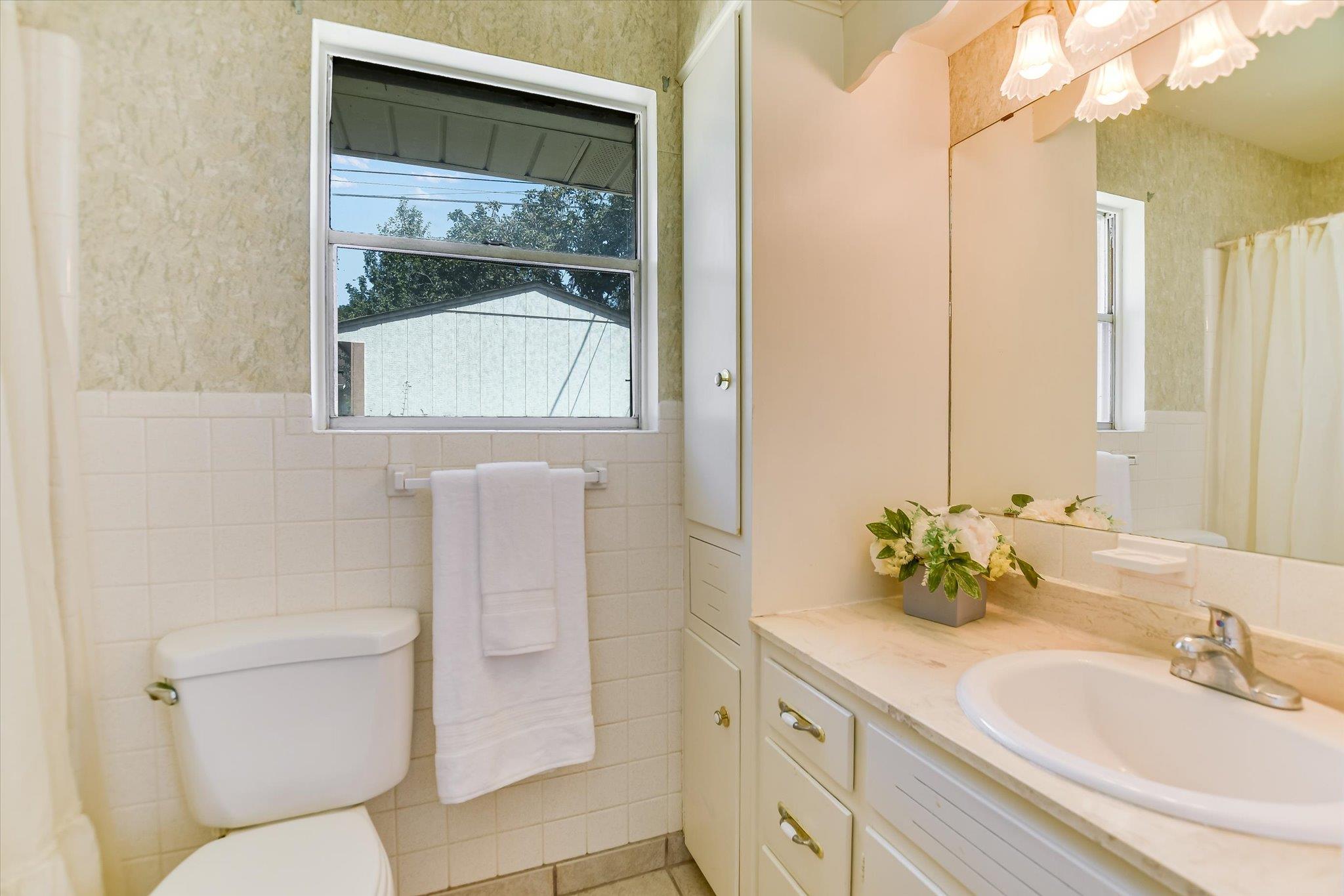 1900 Burbank St, Austin, TX 78757