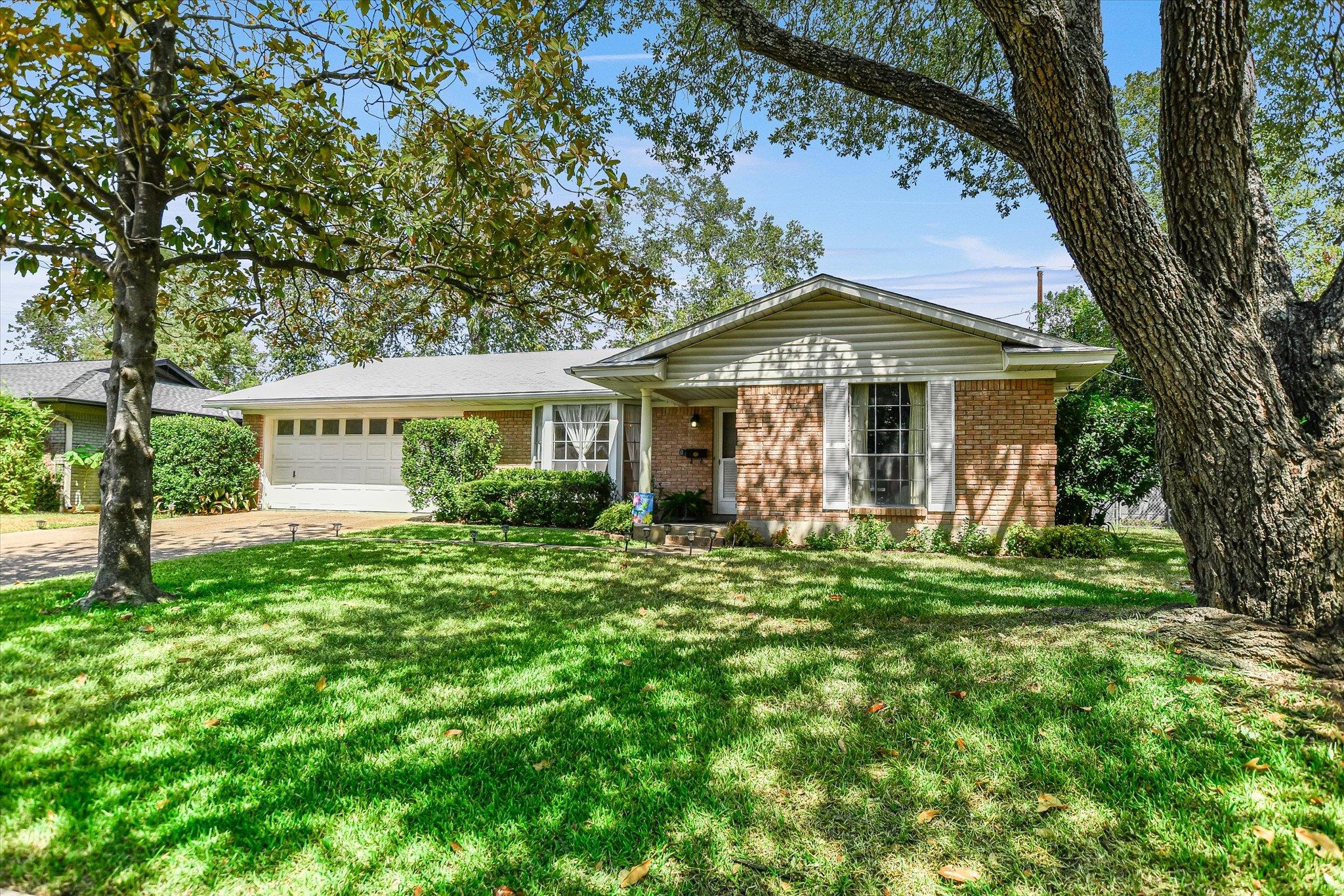 1900 Burbank St, Austin, TX 78757