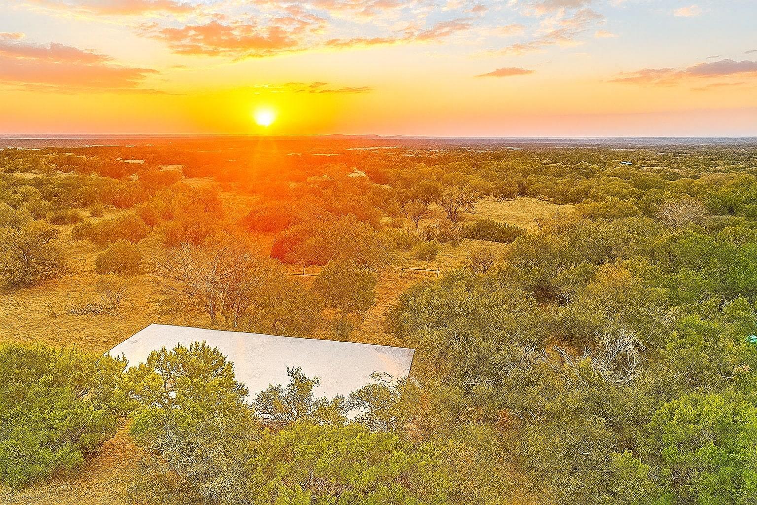 322 Maverick Way, Briggs, TX 78608