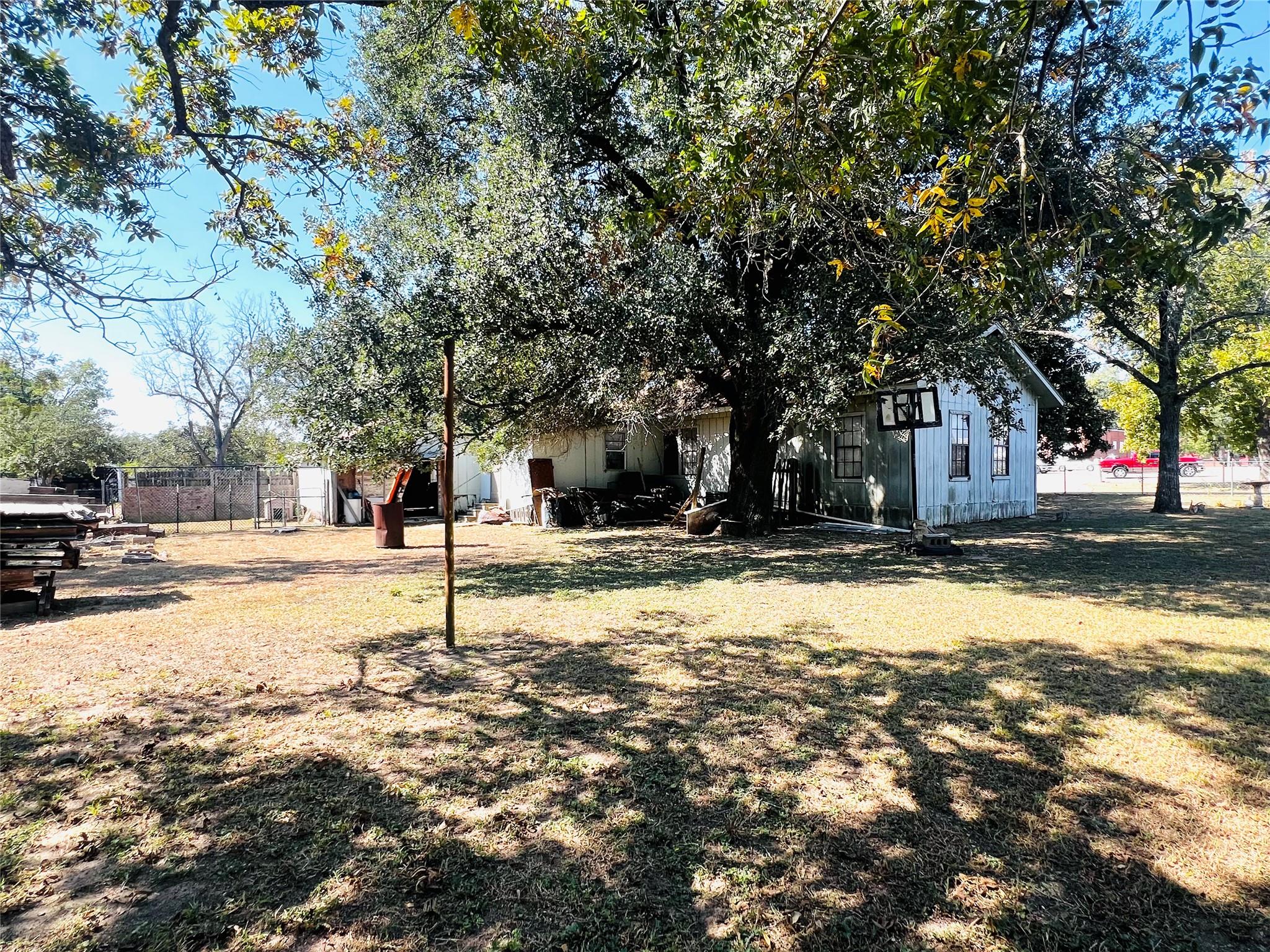 313 S Nolan Ave, Cameron, TX 76520