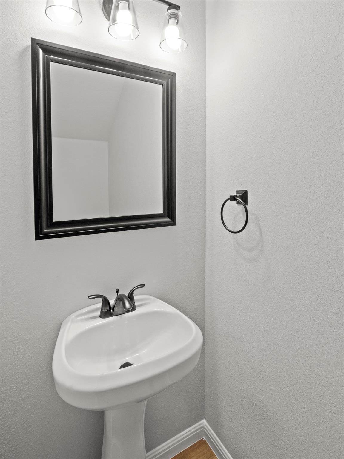 303 Camellia Dr, Hutto, TX 78634