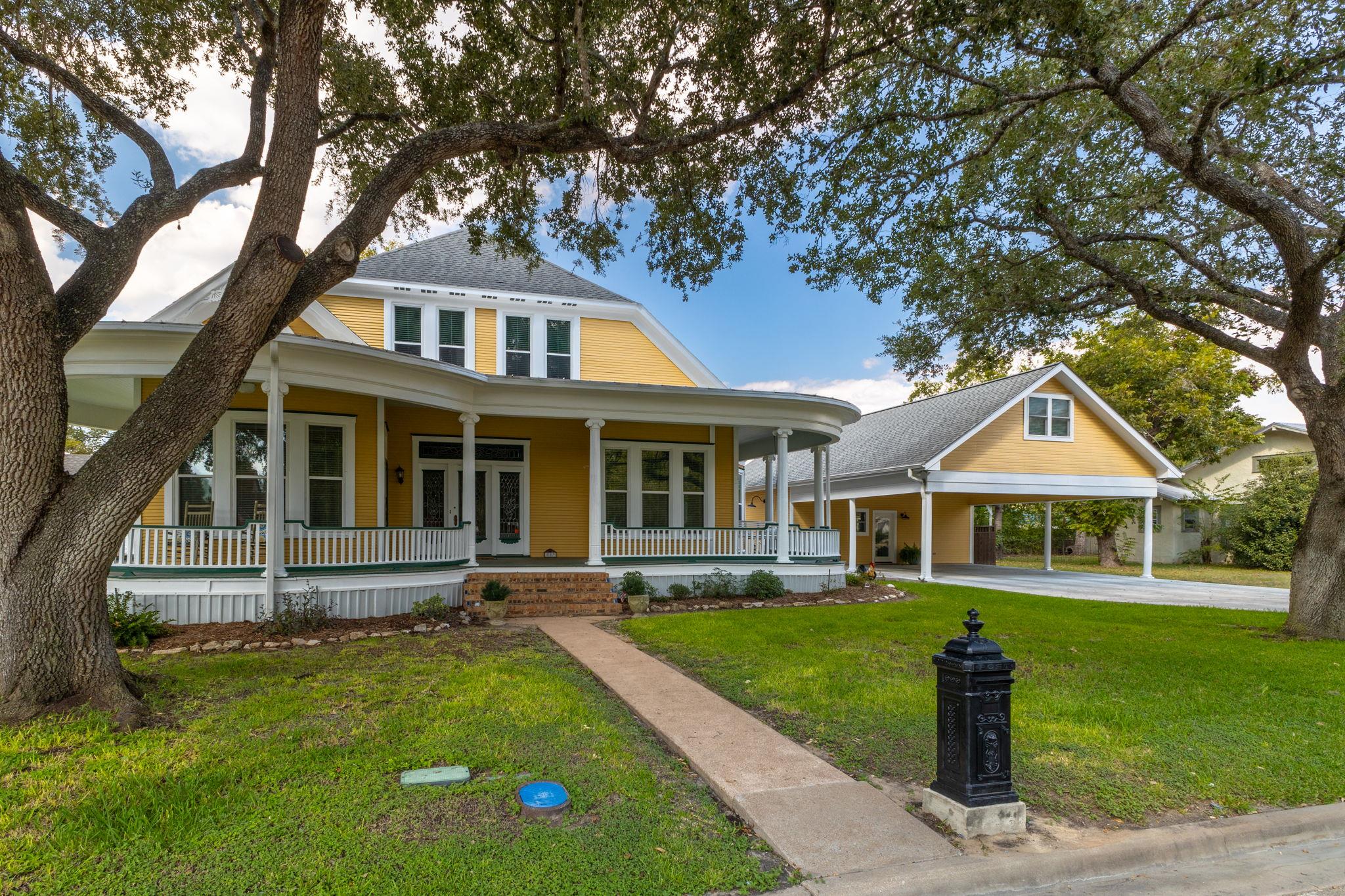 809 Paulus St, Schulenburg, TX 78956