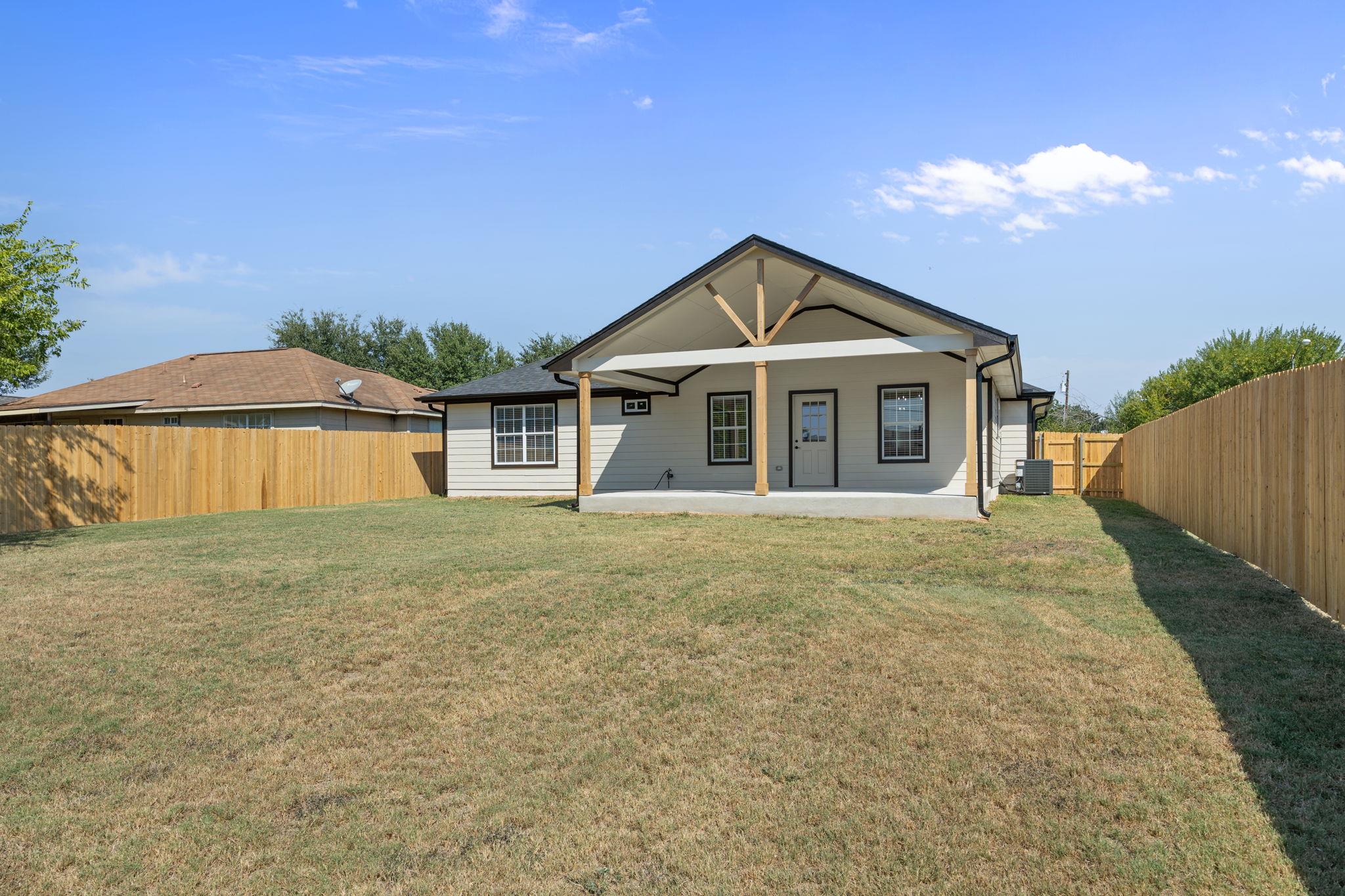 2303 Thomas St, Taylor, TX 76574