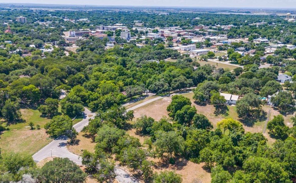 8 E Hampton Dr, Seguin, TX 78155