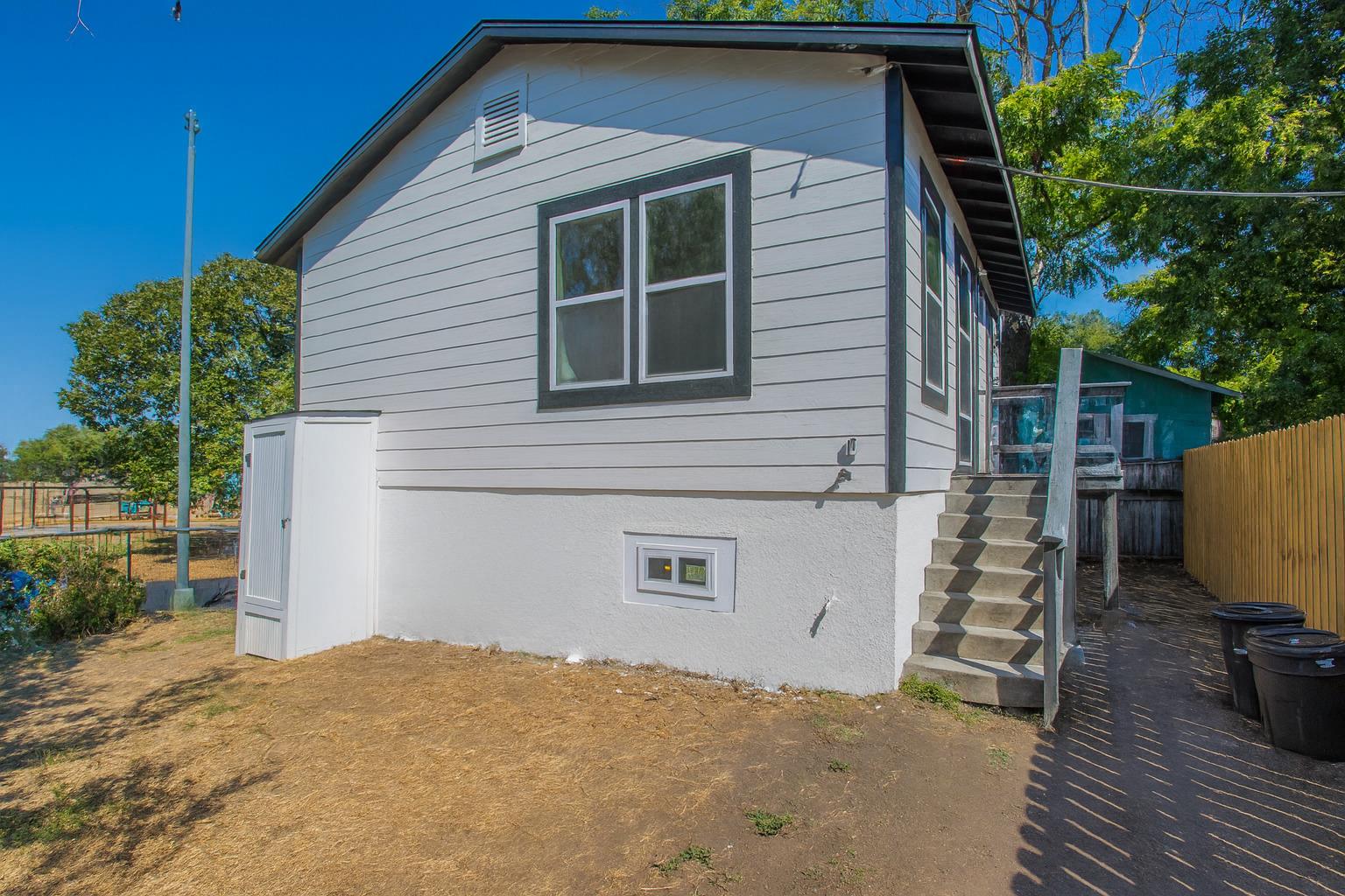 2215 N Elmendorf St # C, San Antonio, TX 78201