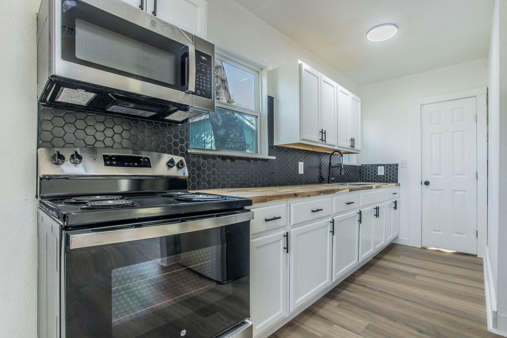 2215 N Elmendorf St # C, San Antonio, TX 78201