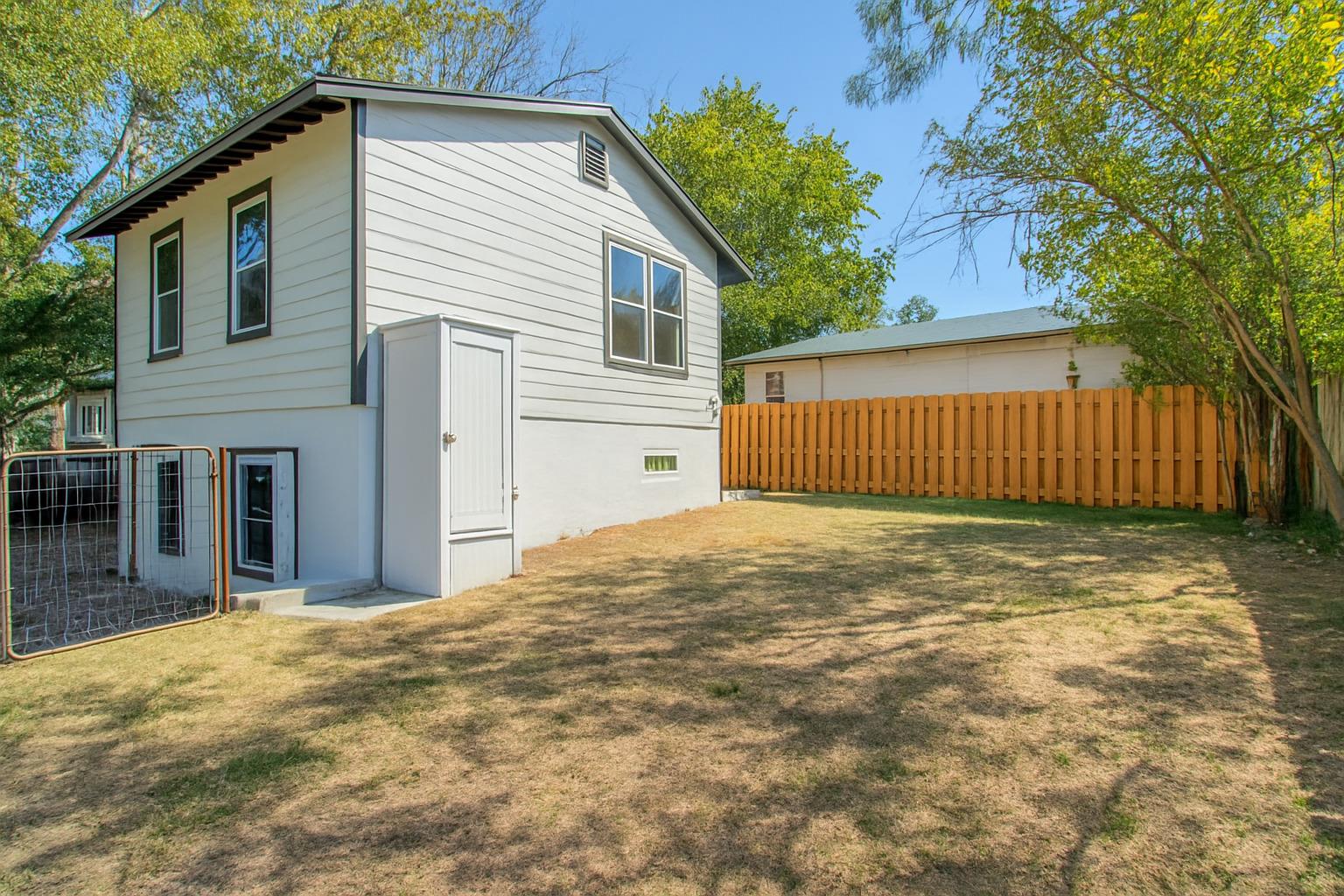 2215 N Elmendorf St # C, San Antonio, TX 78201