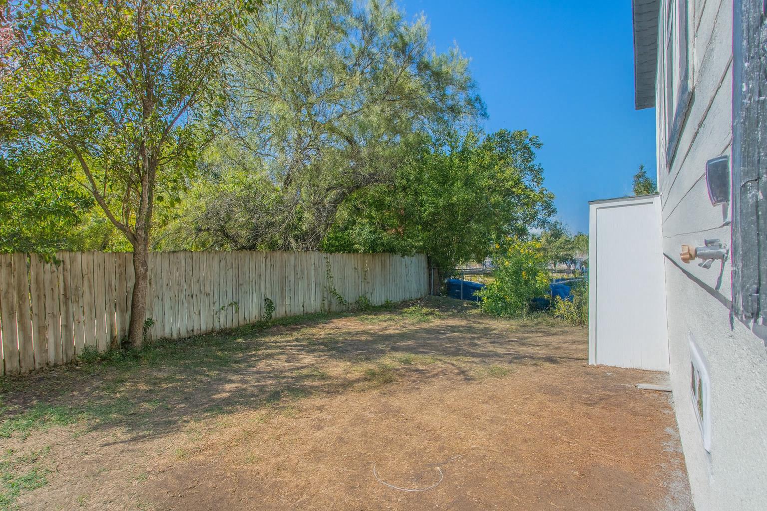 2215 N Elmendorf St # C, San Antonio, TX 78201