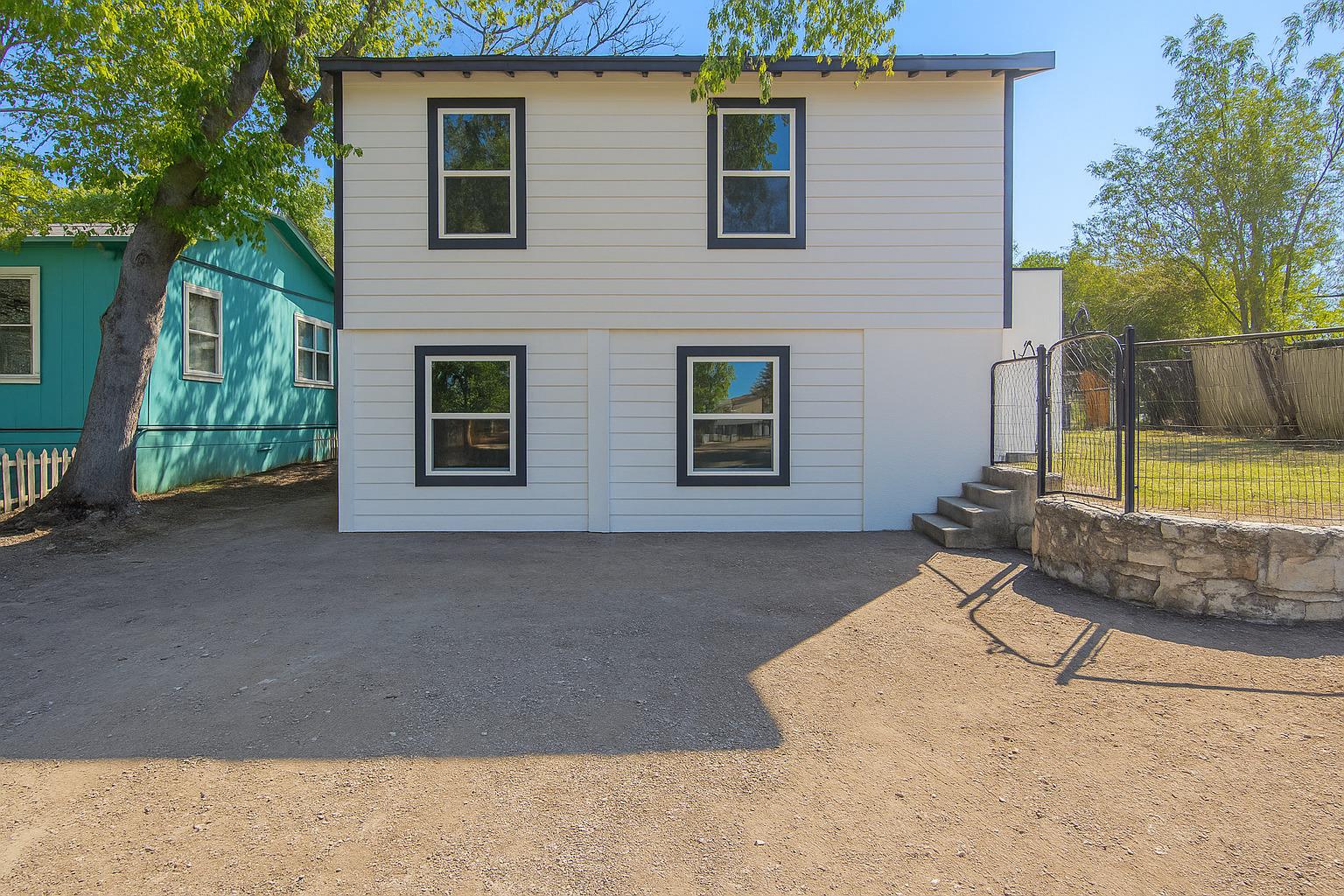 2215 N Elmendorf St # C, San Antonio, TX 78201