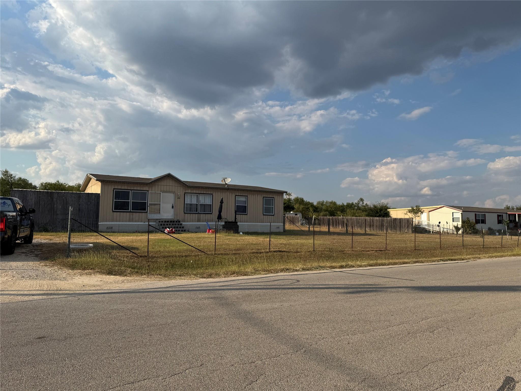 490 Rosewood Dr, Dale, TX 78616
