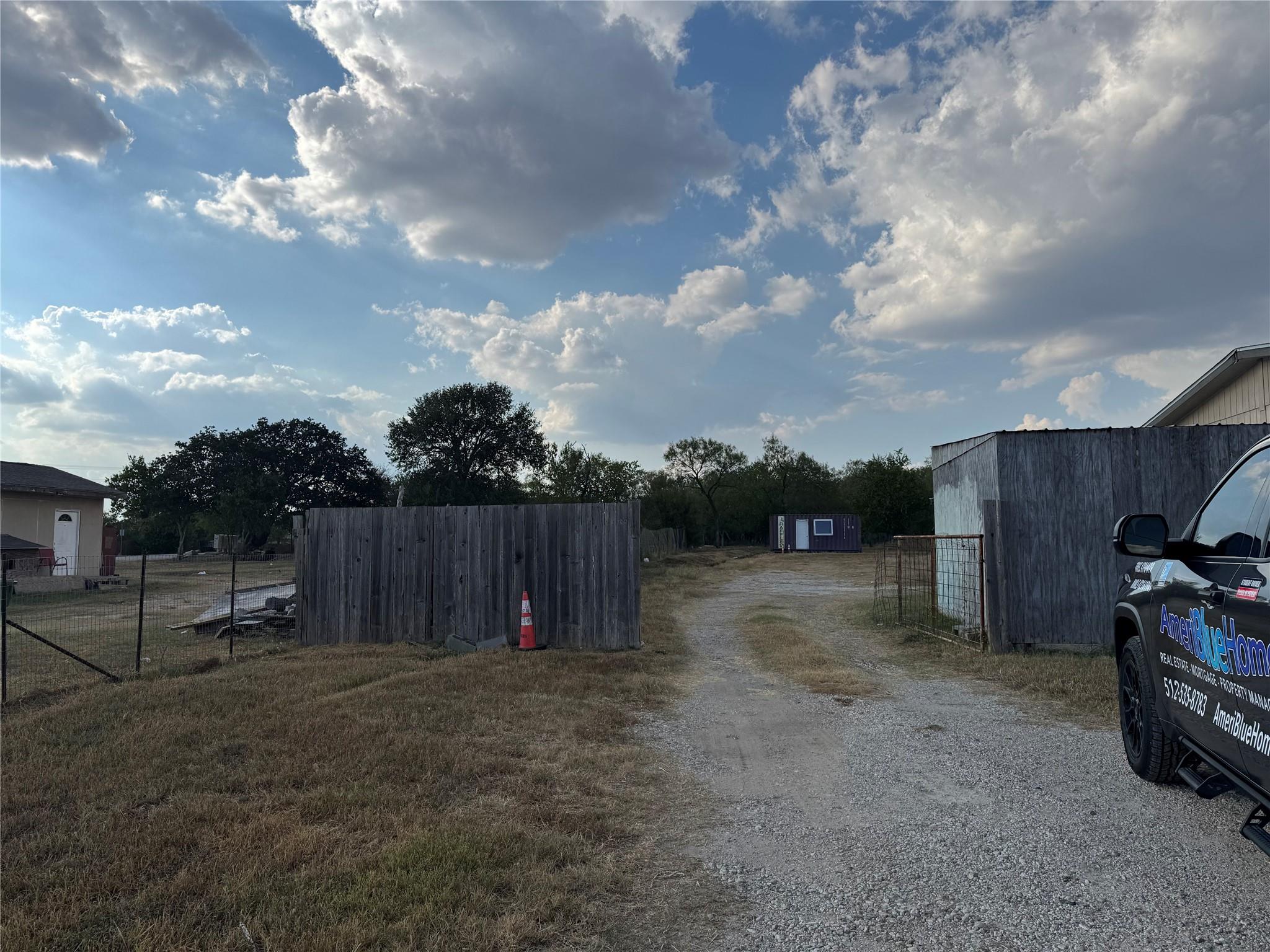 490 Rosewood Dr, Dale, TX 78616