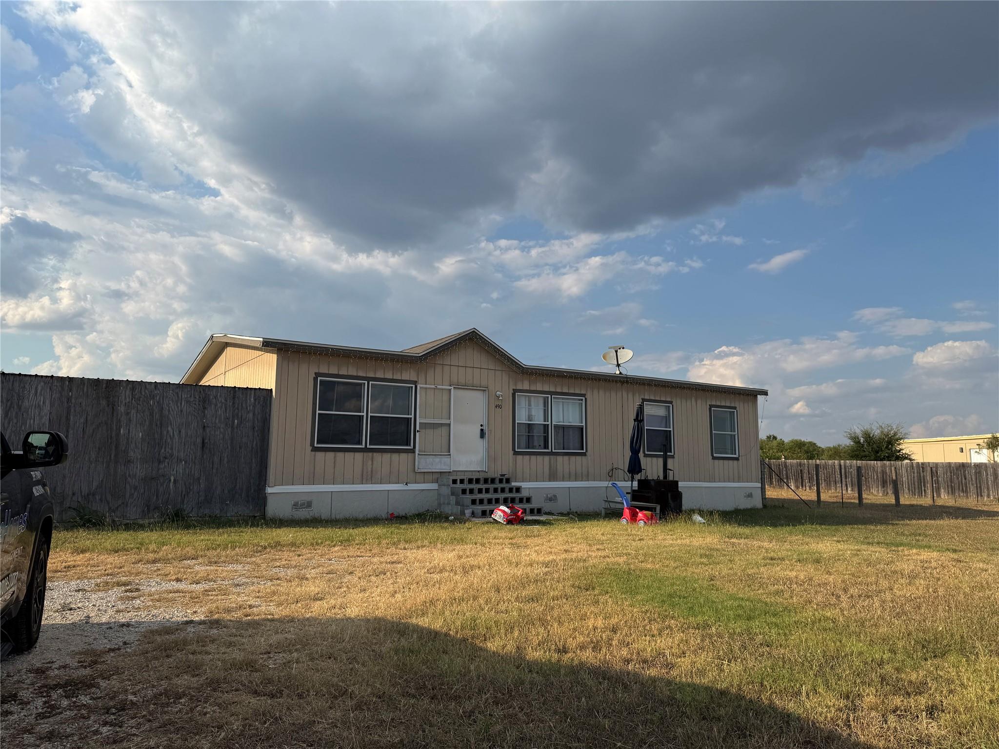 490 Rosewood Dr, Dale, TX 78616