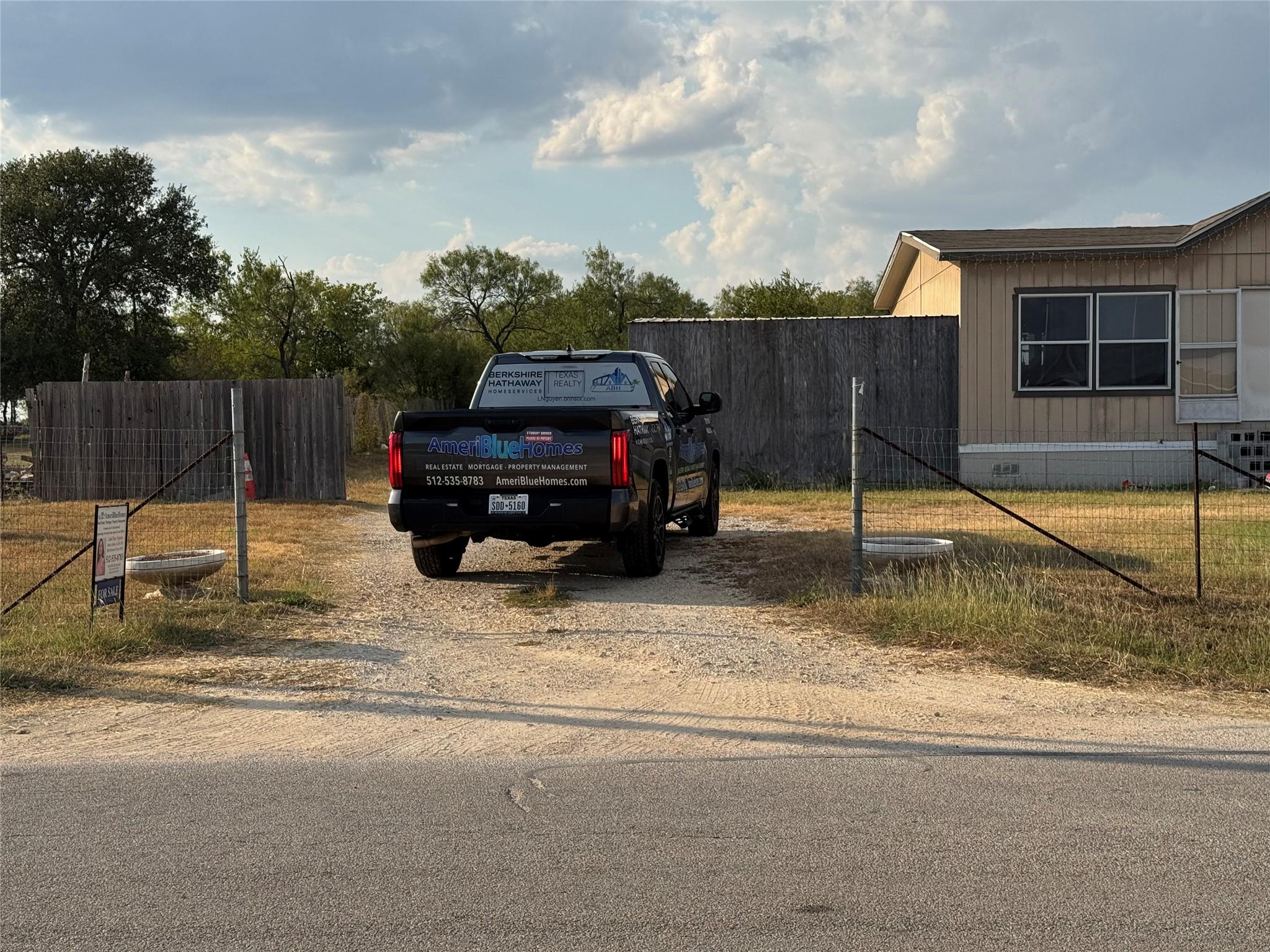 490 Rosewood Dr, Dale, TX 78616