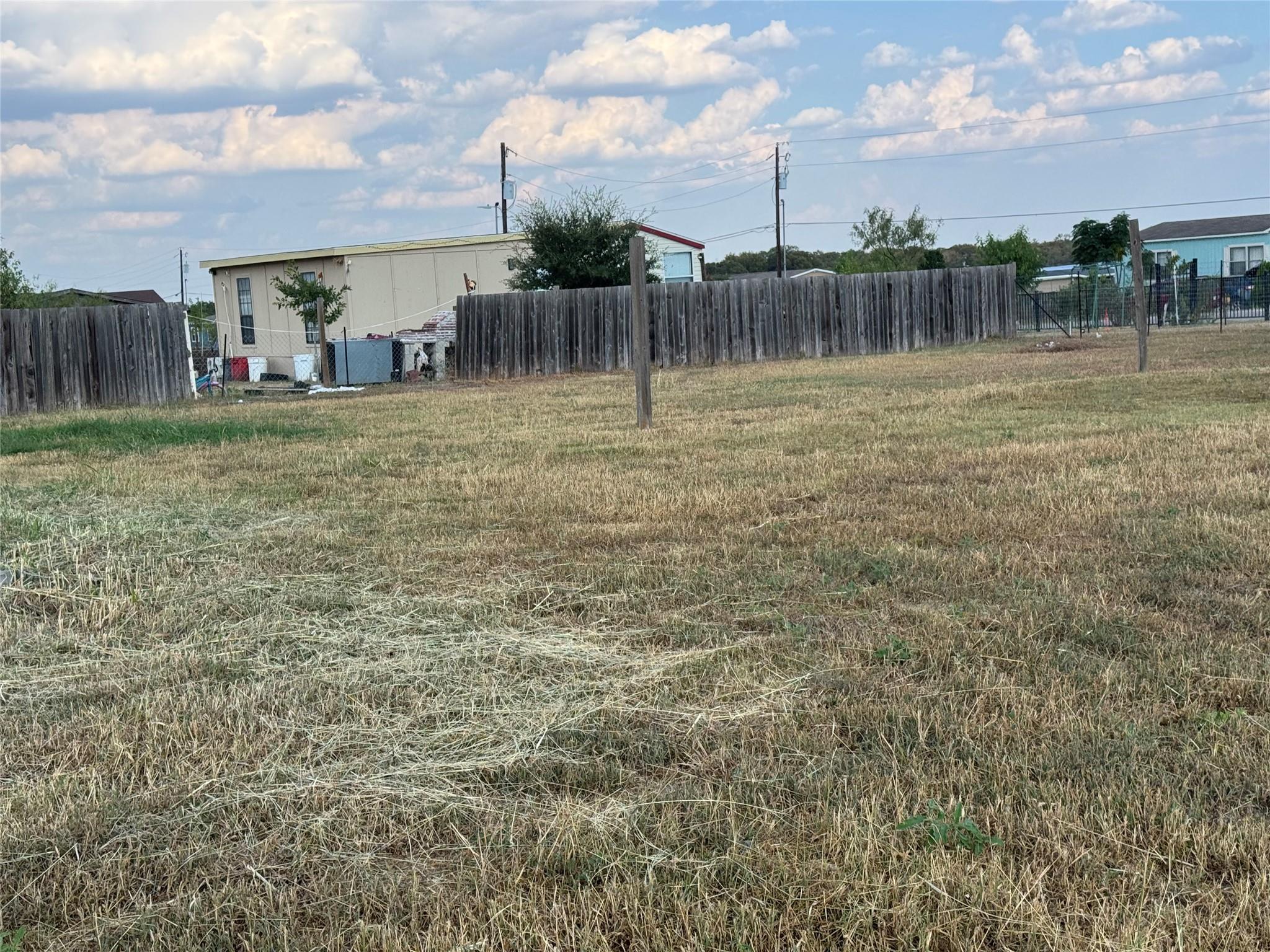 490 Rosewood Dr, Dale, TX 78616