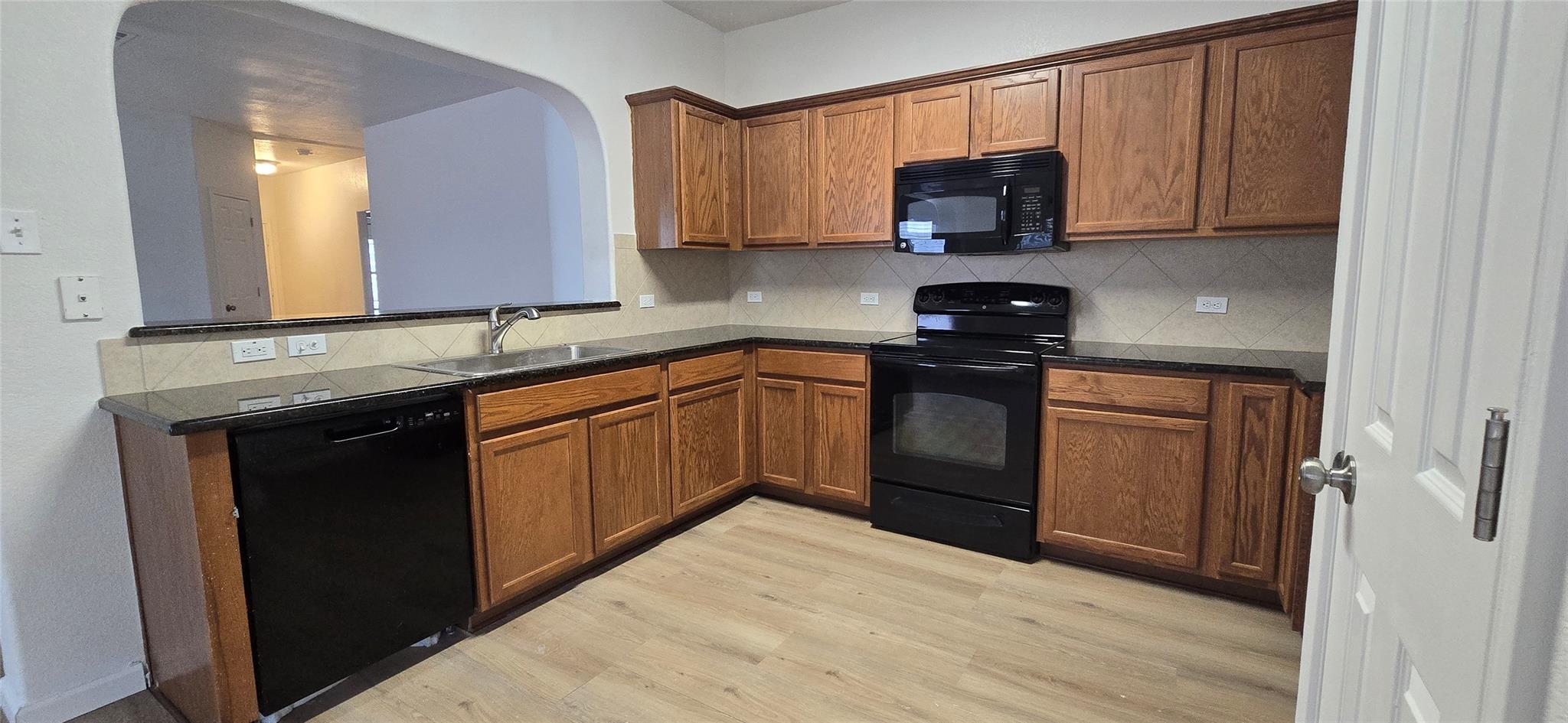 606 Lakemont Dr, Hutto, TX 78634