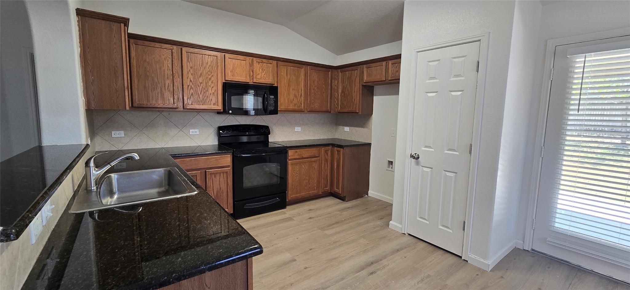 606 Lakemont Dr, Hutto, TX 78634