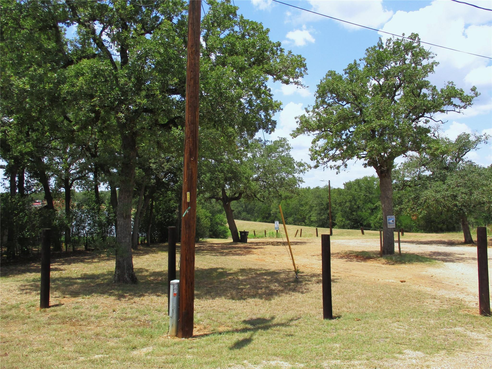 184 Arrowhead Dr, Smithville, TX 78957