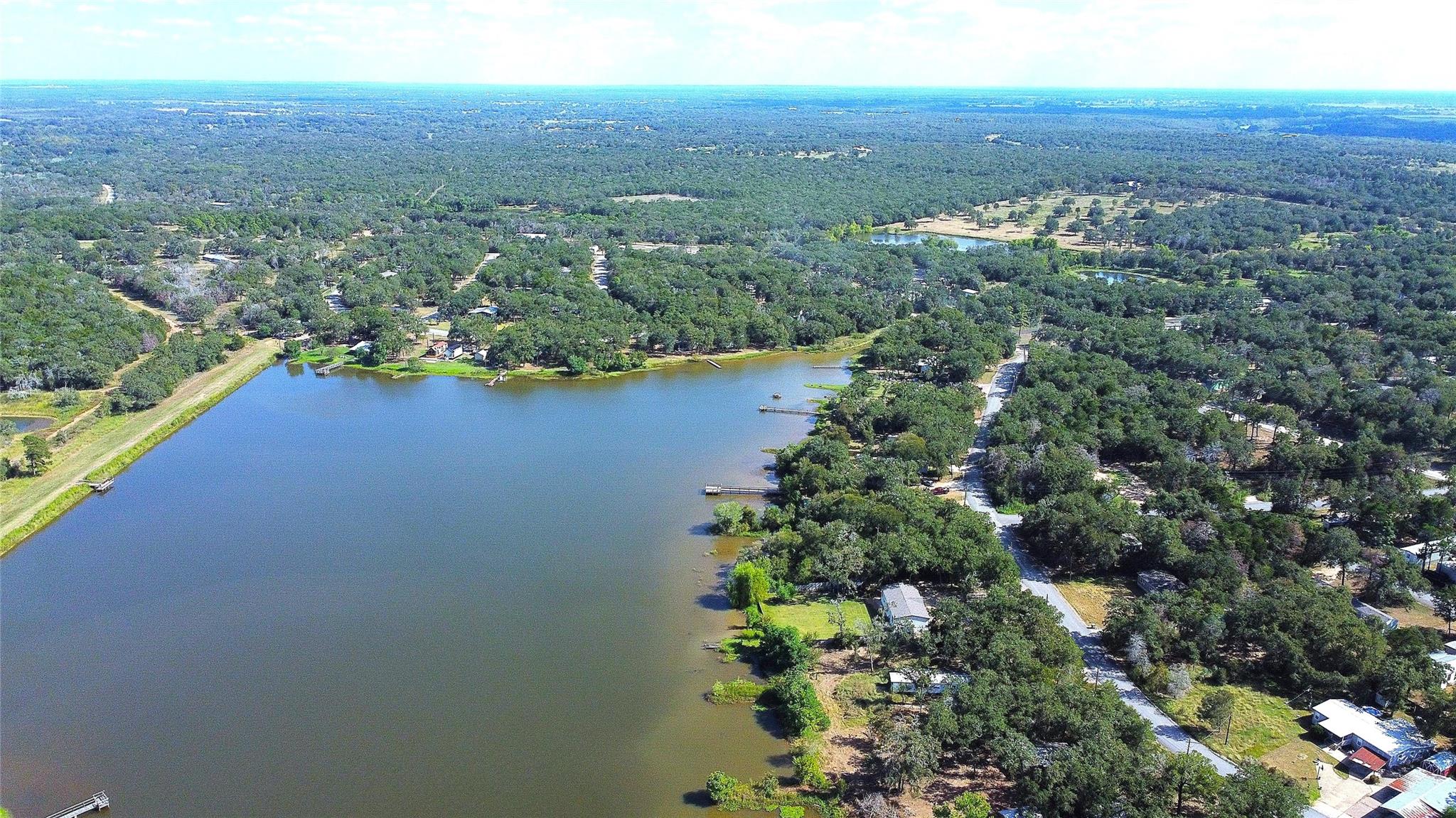 184 Arrowhead Dr, Smithville, TX 78957