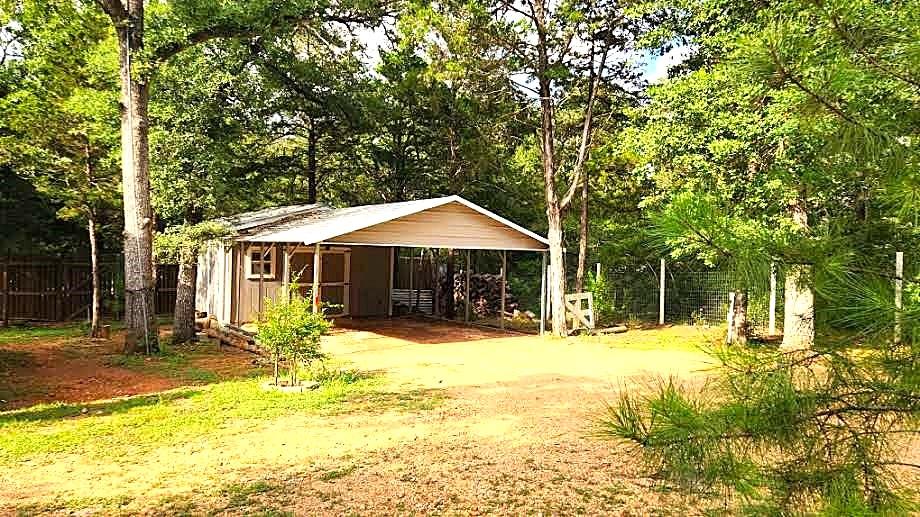 184 Arrowhead Dr, Smithville, TX 78957