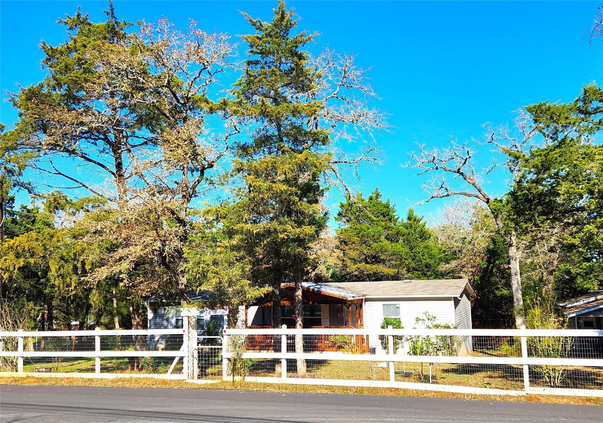 184 Arrowhead Dr, Smithville, TX 78957