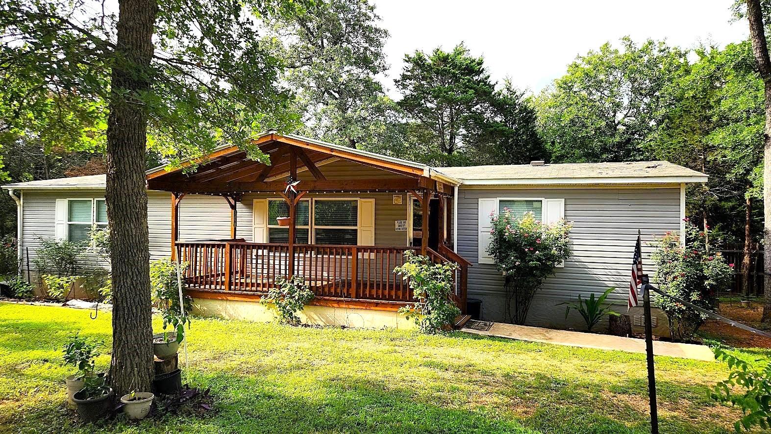 184 Arrowhead Dr, Smithville, TX 78957