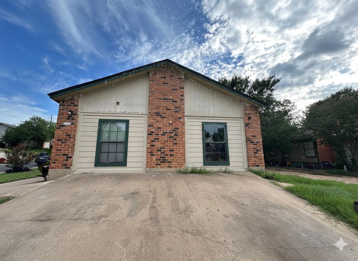 9705 Carson Crk # A, Del Valle, TX 78617