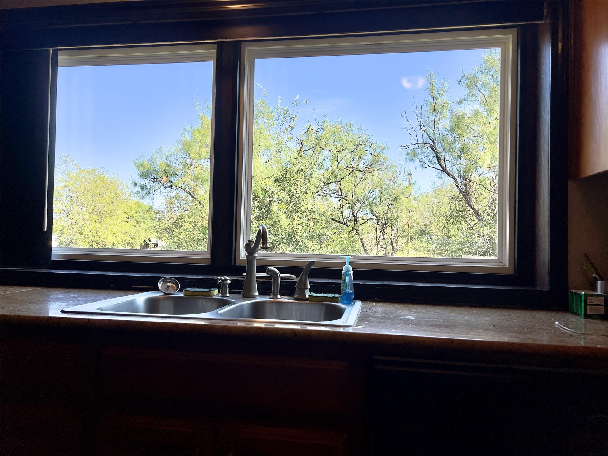 114 Lovers Ln, Kingsland, TX 78639