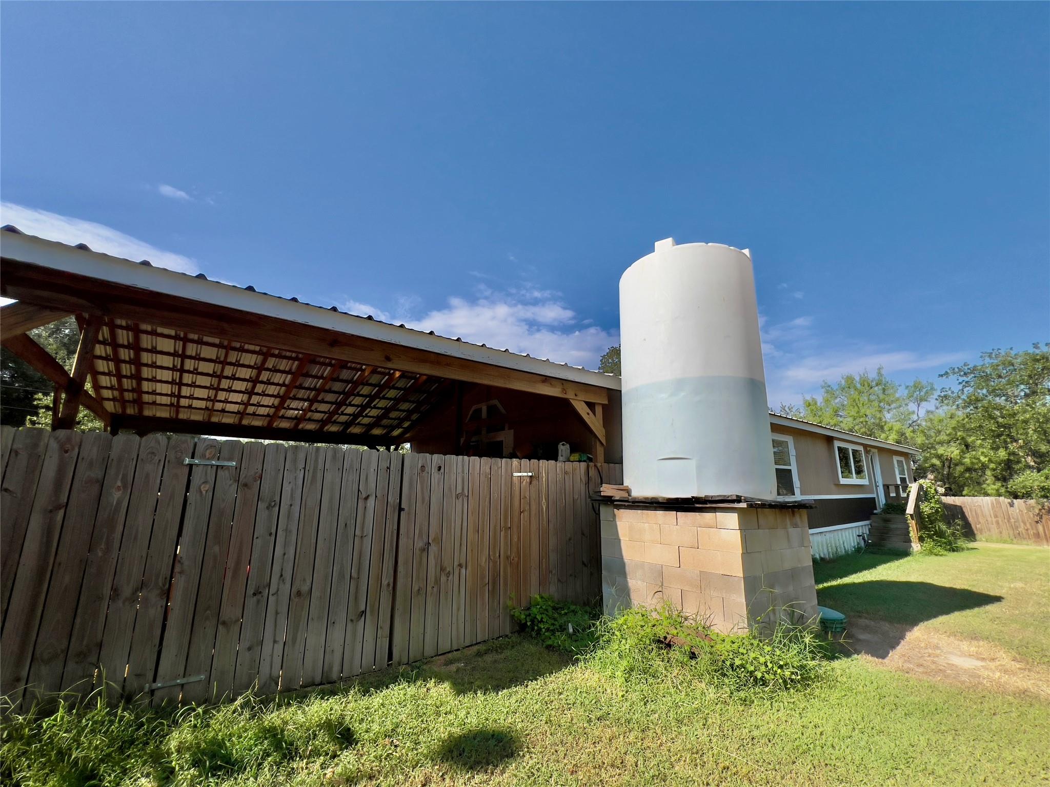 114 Lovers Ln, Kingsland, TX 78639