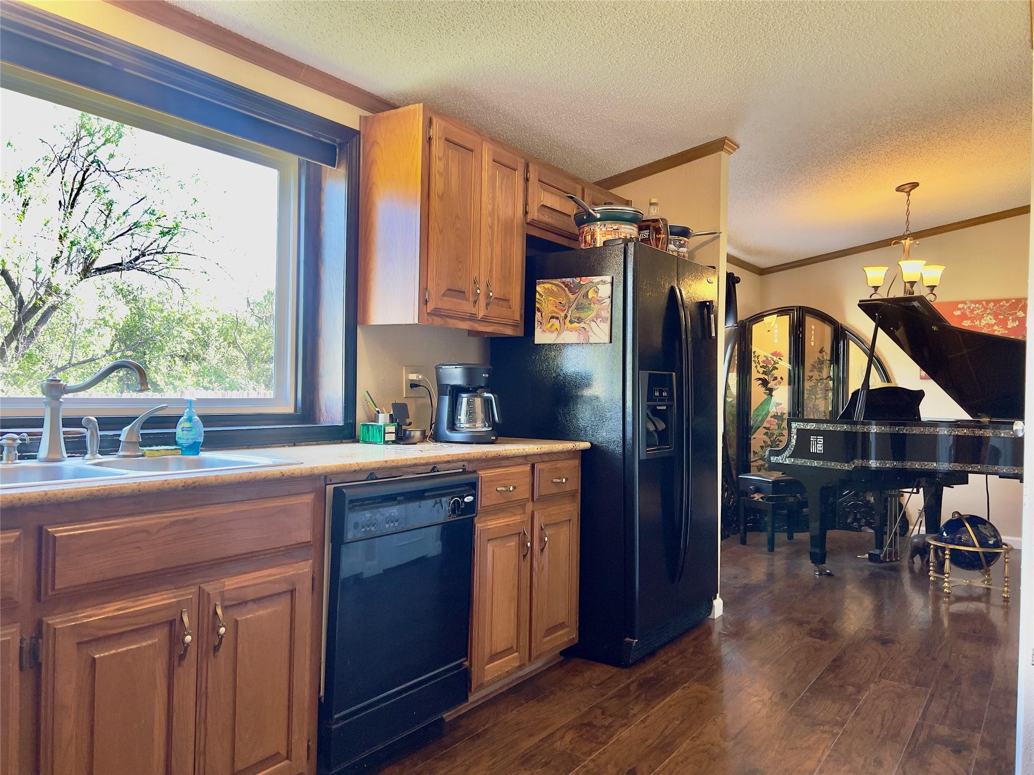 114 Lovers Ln, Kingsland, TX 78639