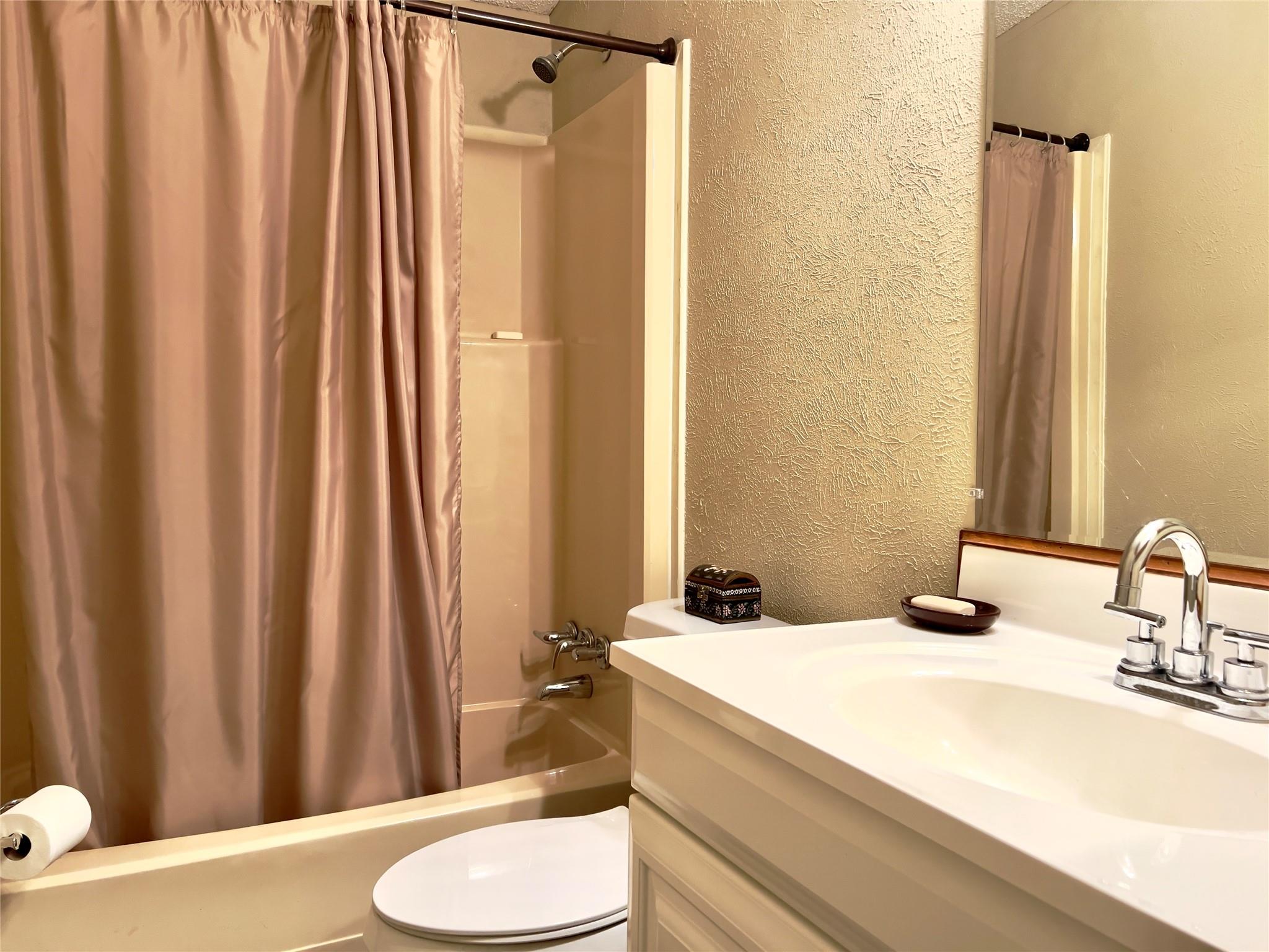 114 Lovers Ln, Kingsland, TX 78639