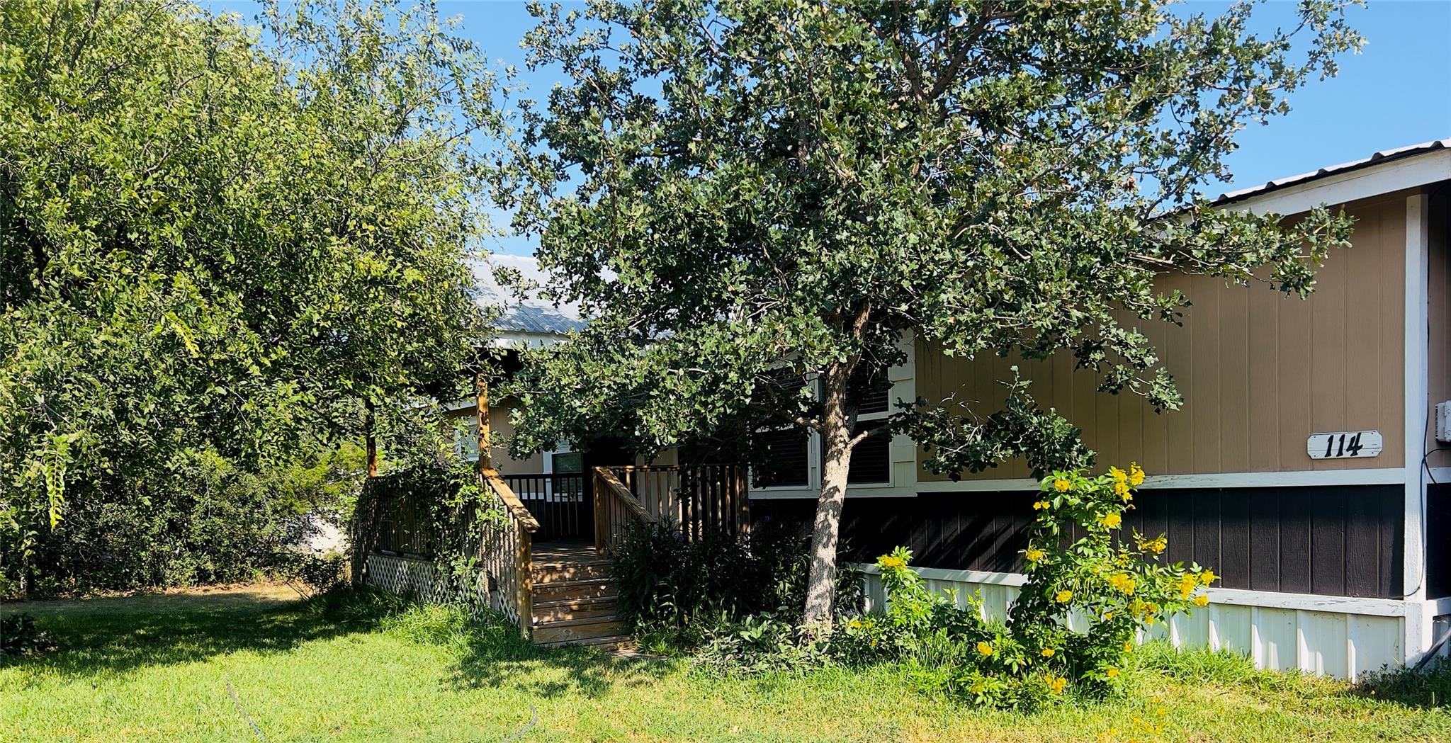 114 Lovers Ln, Kingsland, TX 78639