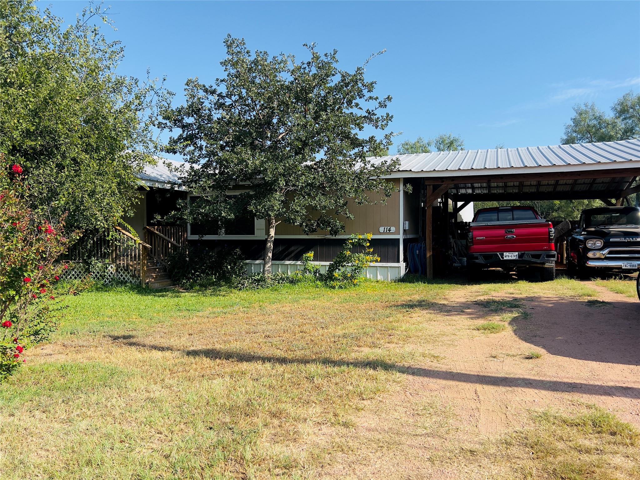 114 Lovers Ln, Kingsland, TX 78639