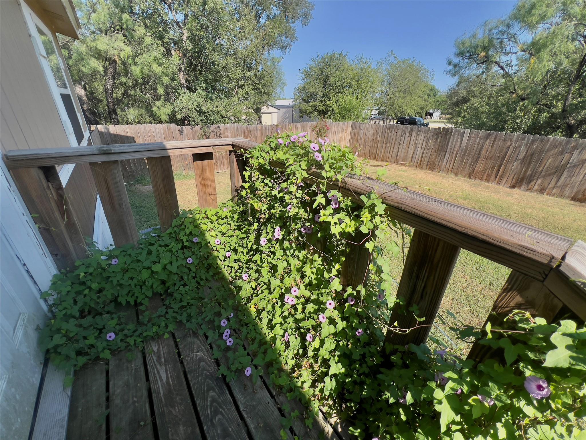 114 Lovers Ln, Kingsland, TX 78639