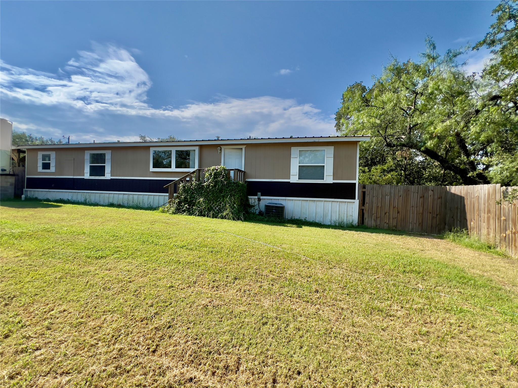 114 Lovers Ln, Kingsland, TX 78639