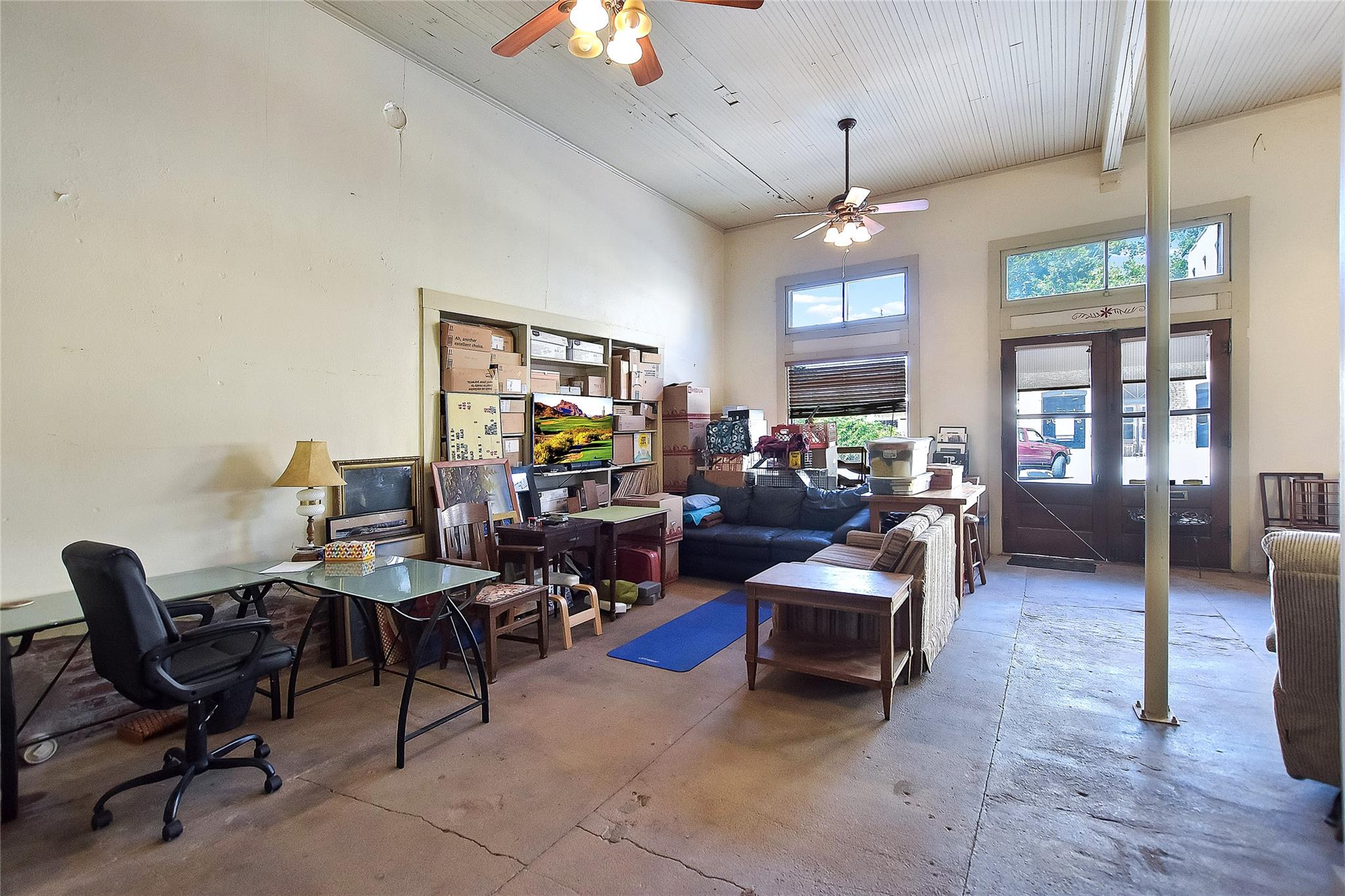 110 NE 2nd St, Smithville, TX 78957